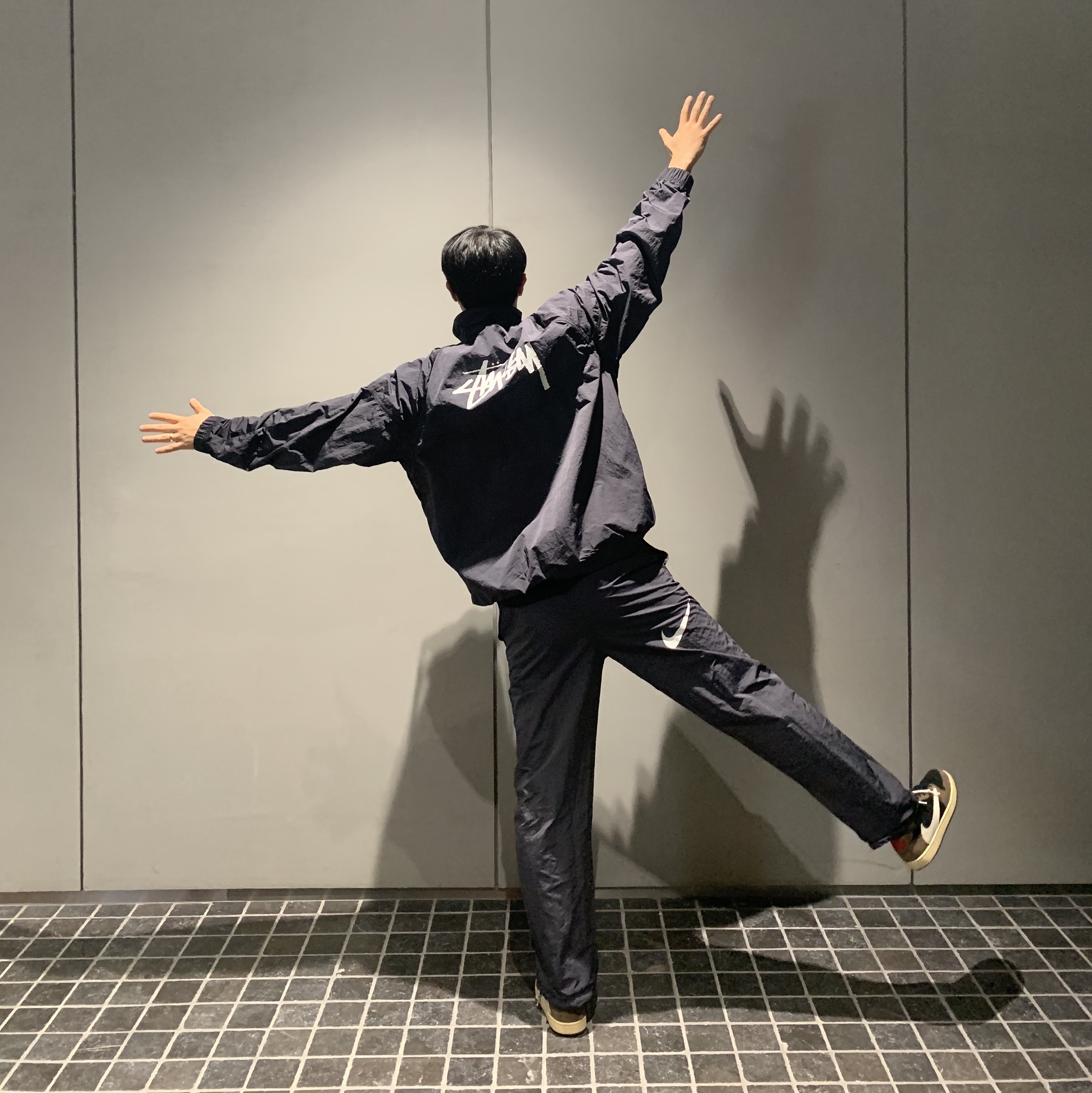 Nike x Stussy Windrunner Jacket Off Noir, Nike x Stussy Beach Pants Off Noir 착용 스타일