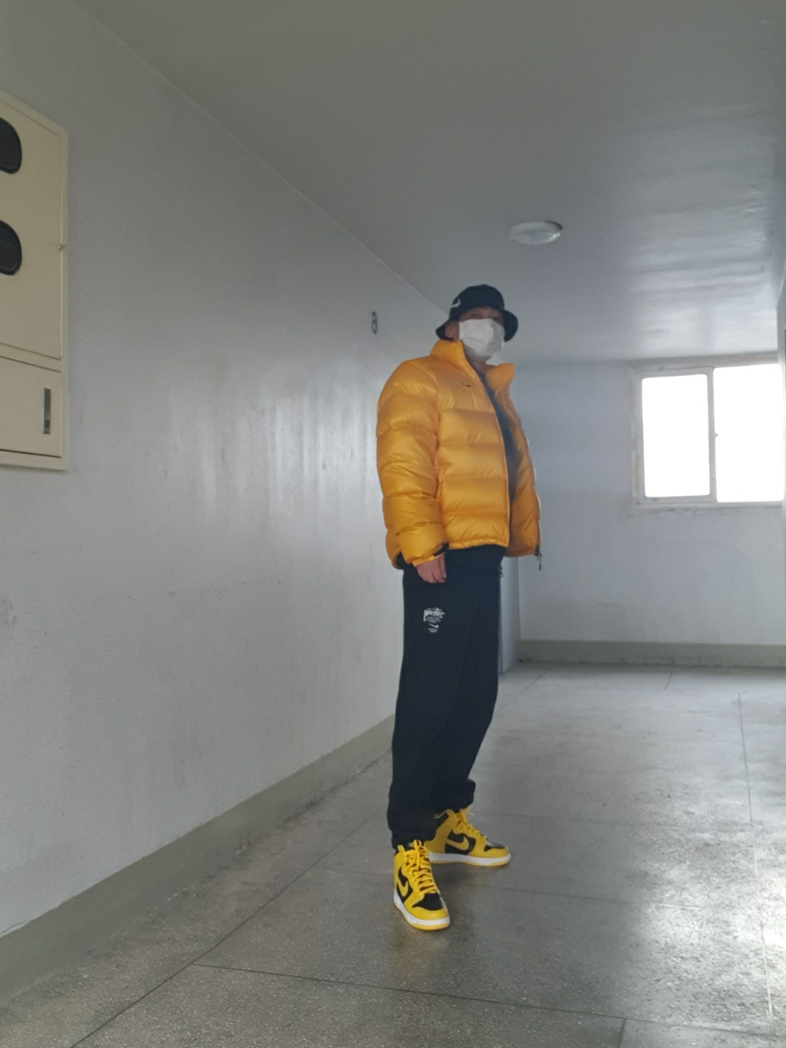 Nike x Drake Nocta Puffer Jacket University Gold - US/EU, Nike x Stussy Bucket Hat Black 착용 스타일 - 1