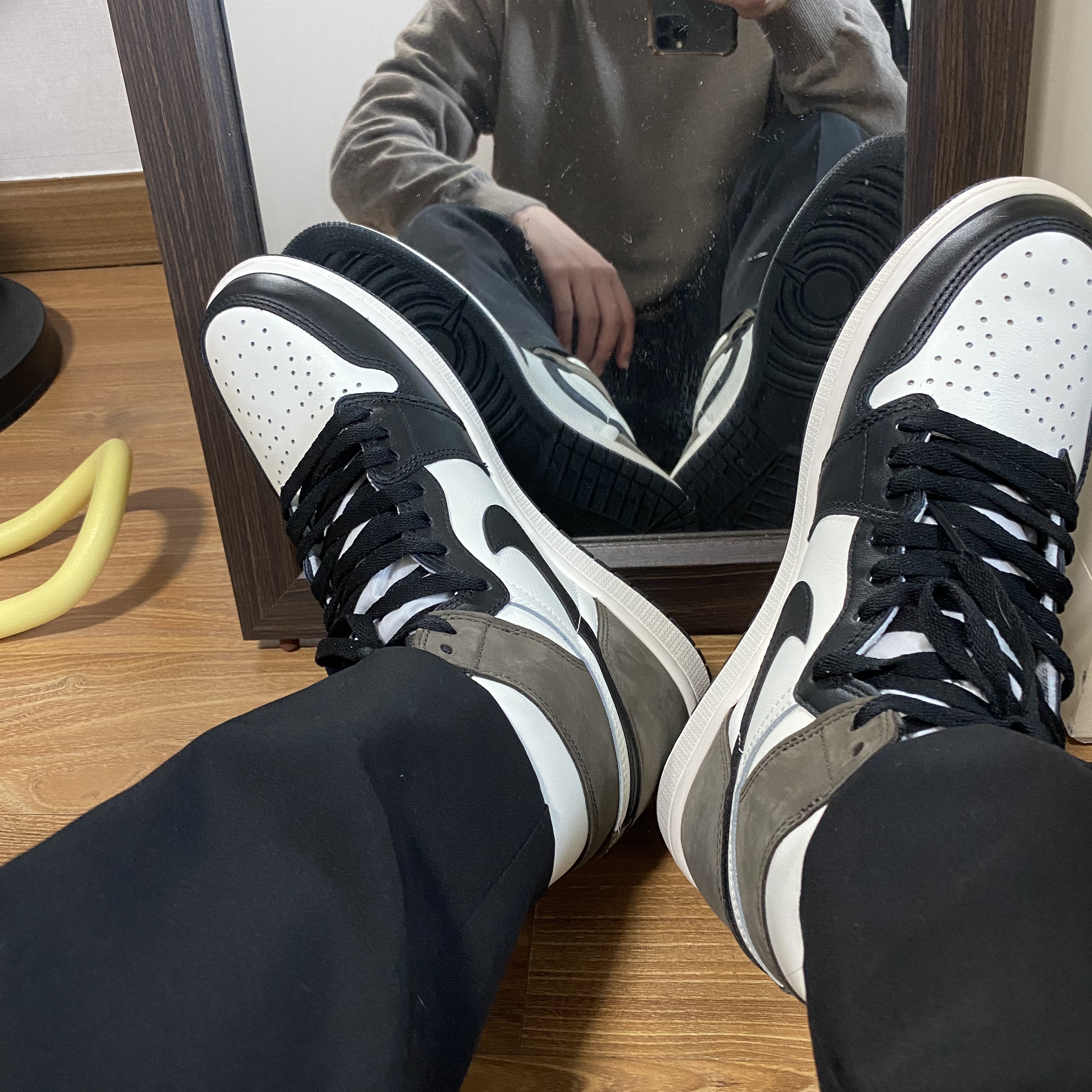 Jordan 1 Retro High OG Black Mocha 착용 스타일