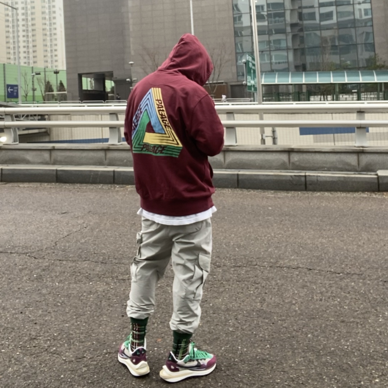 Palace Tri-Dart Hood Burgundy - 20FW, Nike x Sacai VaporWaffle String & Black Villain Red 착용 스타일 - 1