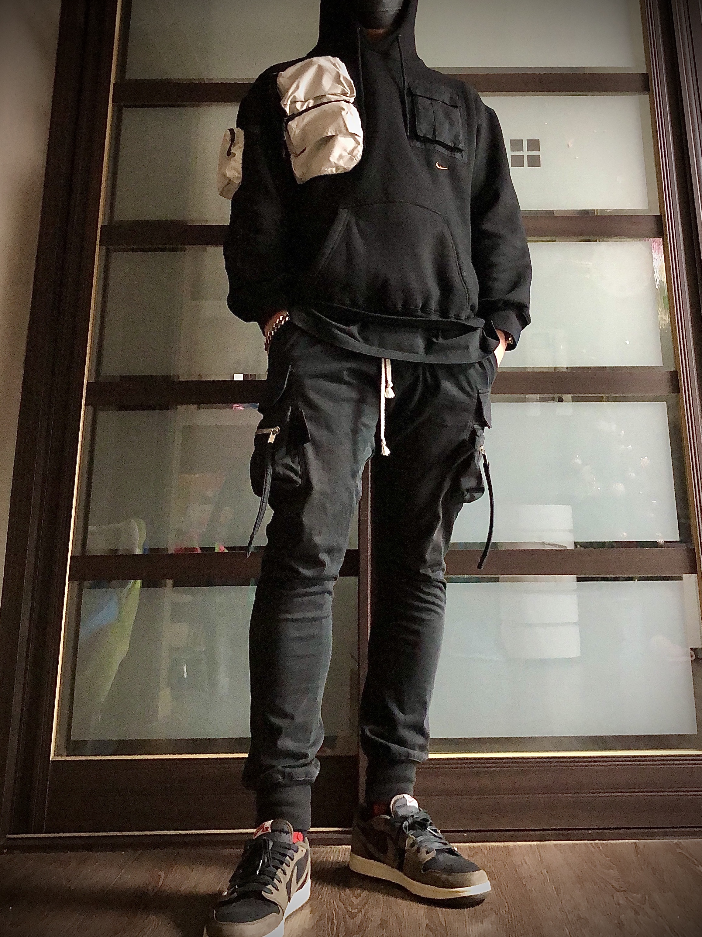Nike x Travis Scott NRG AG Utility Hoodie Black, Jordan 1 x Travis Scott Retro Low OG SP Mocha 착용 스타일 - 1
