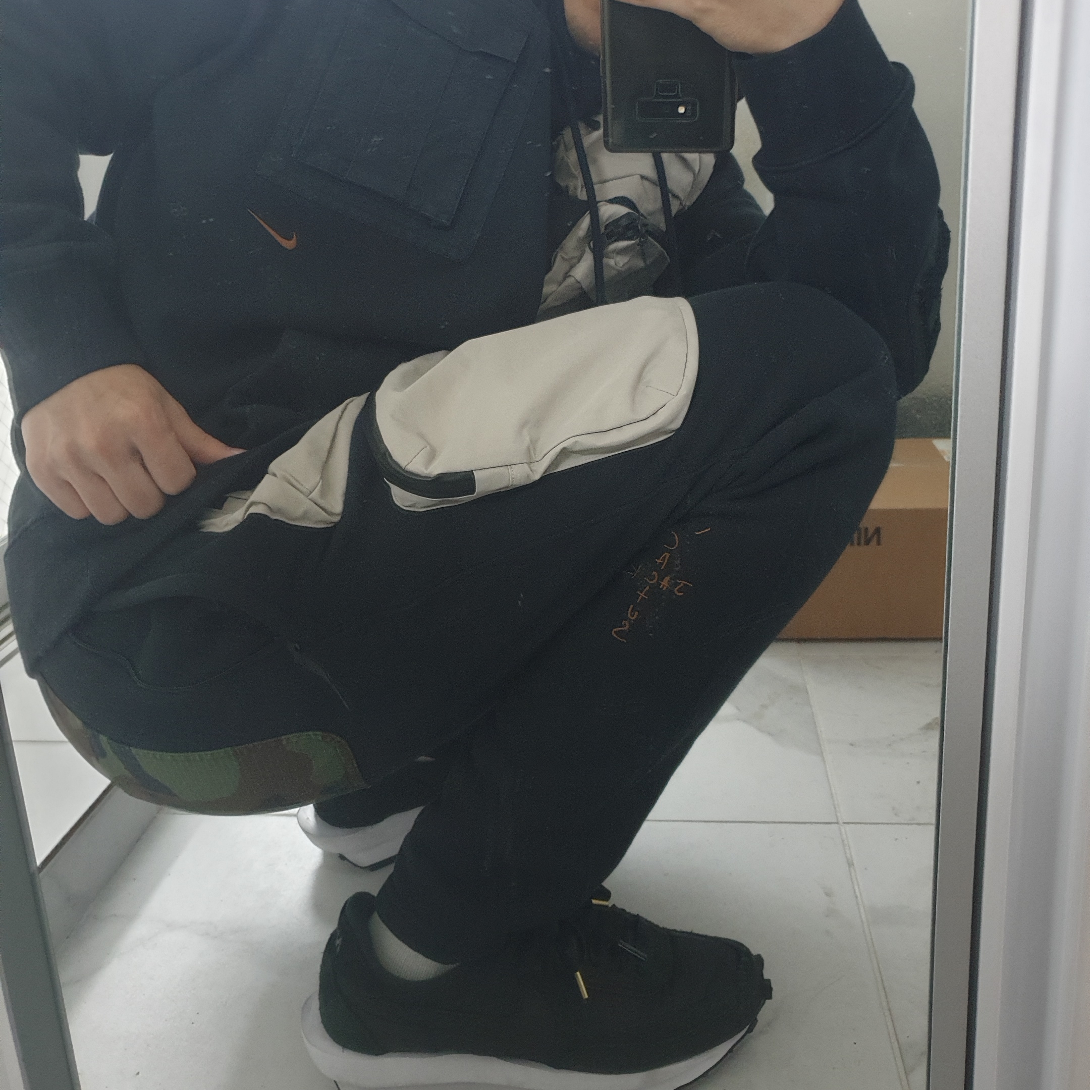 Nike x Sacai LDWaffle Black Nylon, Nike x Travis Scott NRG AG Utility Hoodie Black 착용 스타일