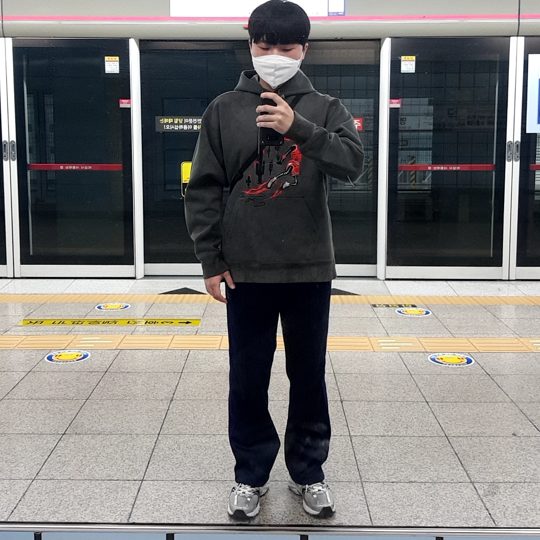 Jordan x Travis Scott Washed Suede Hoodie Grey 착용 스타일