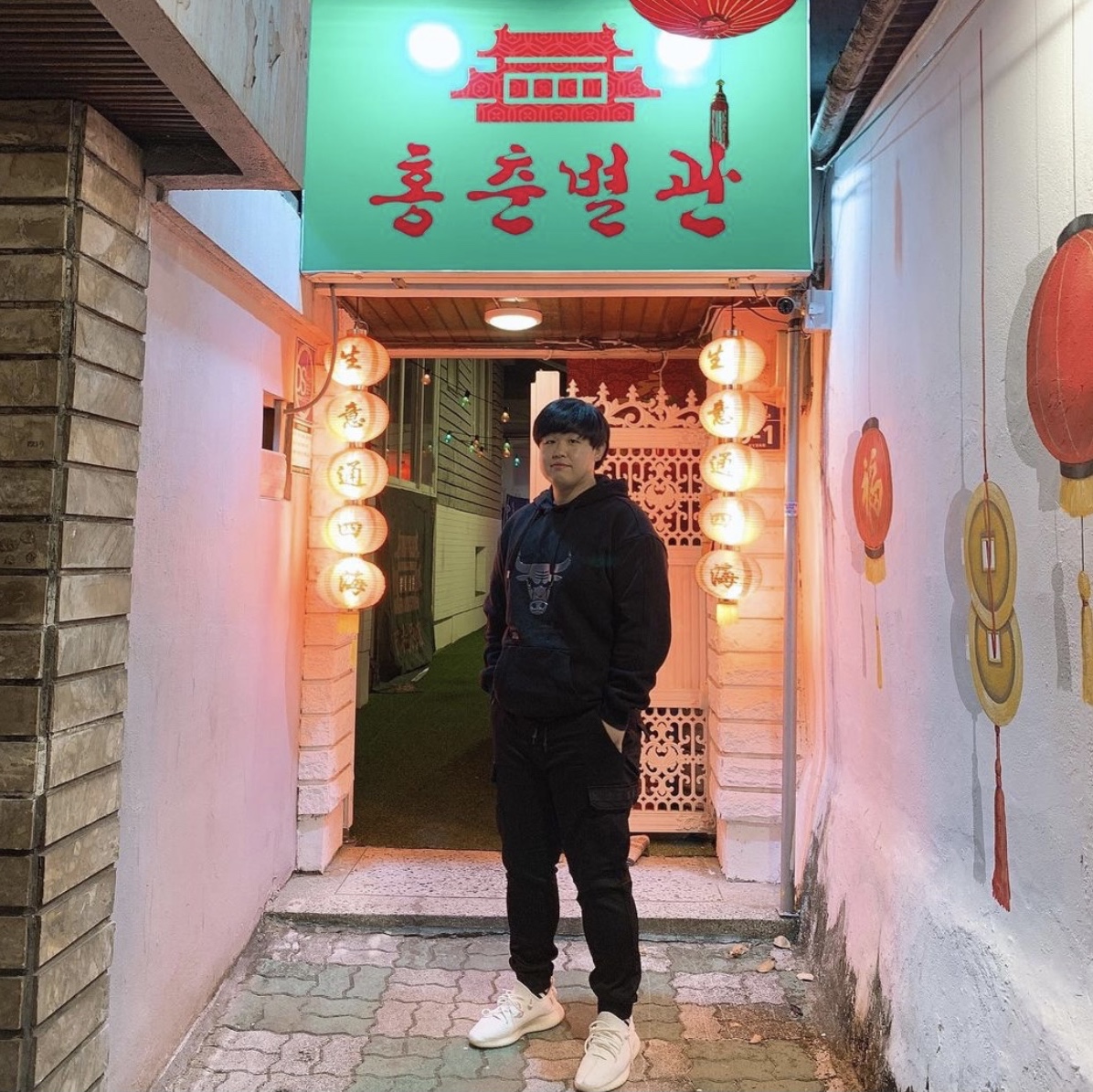 Adidas Yeezy Boost 350 V2 Cream/Triple White 착용 스타일