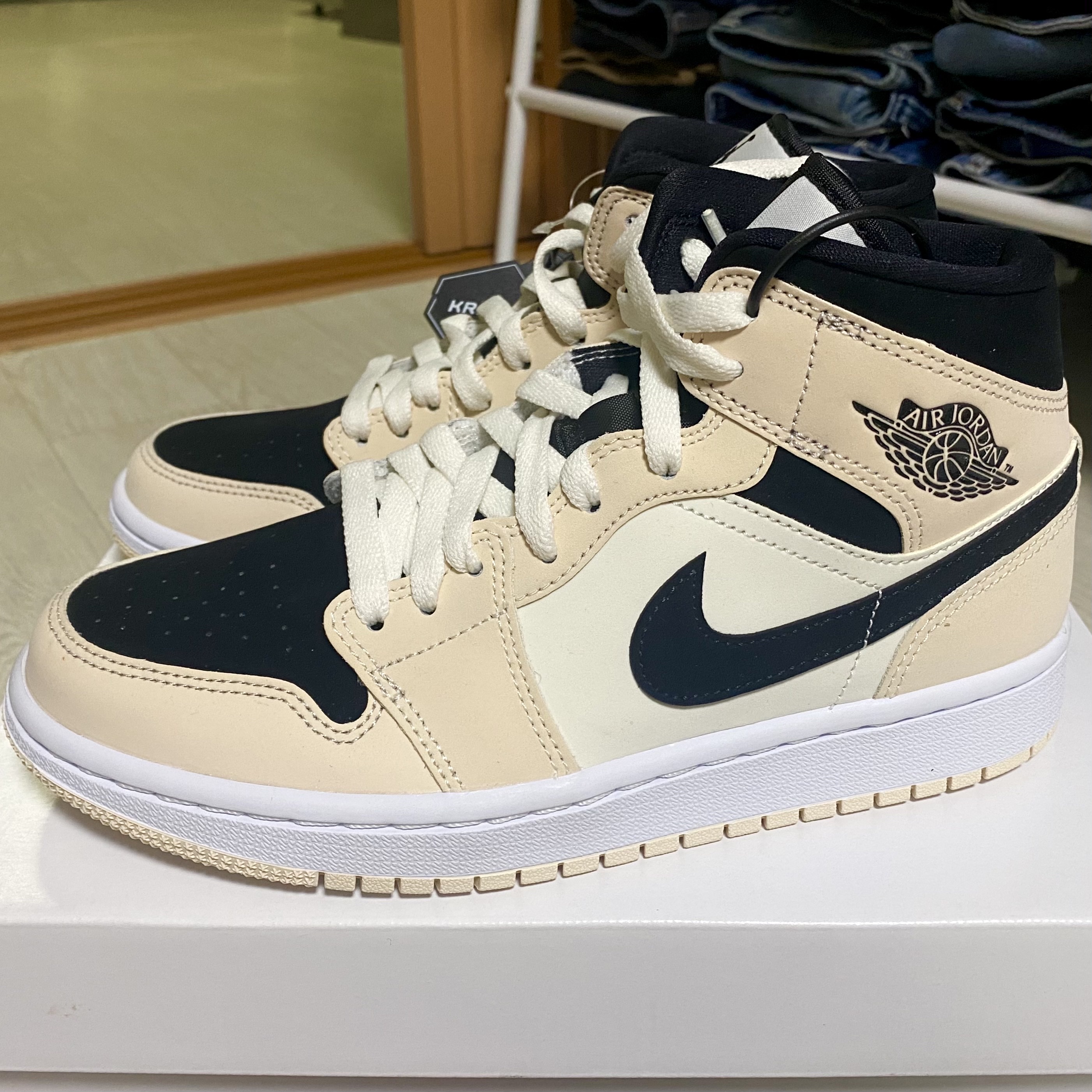 (W) Jordan 1 Mid Barely Orange 착용 스타일