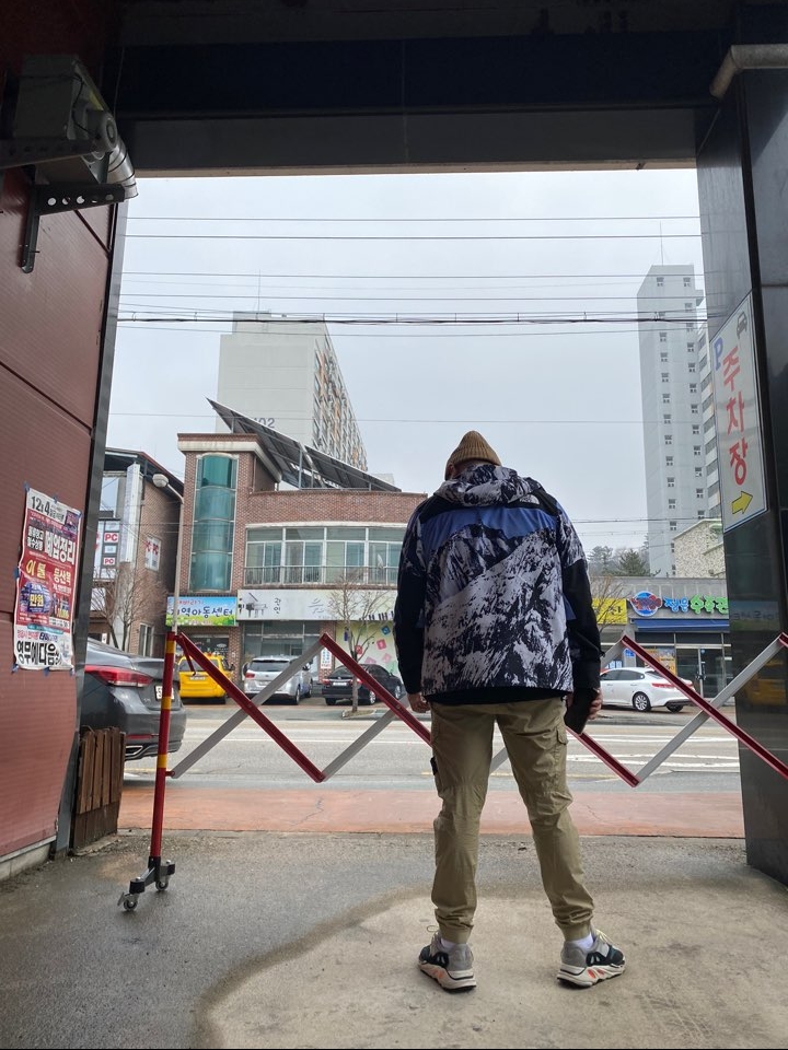 Adidas Yeezy Boost 700 Wave Runner Solid Grey 2017/2019, Supreme x The North Face Mountain Parka Blue White - 17FW 착용 스타일
