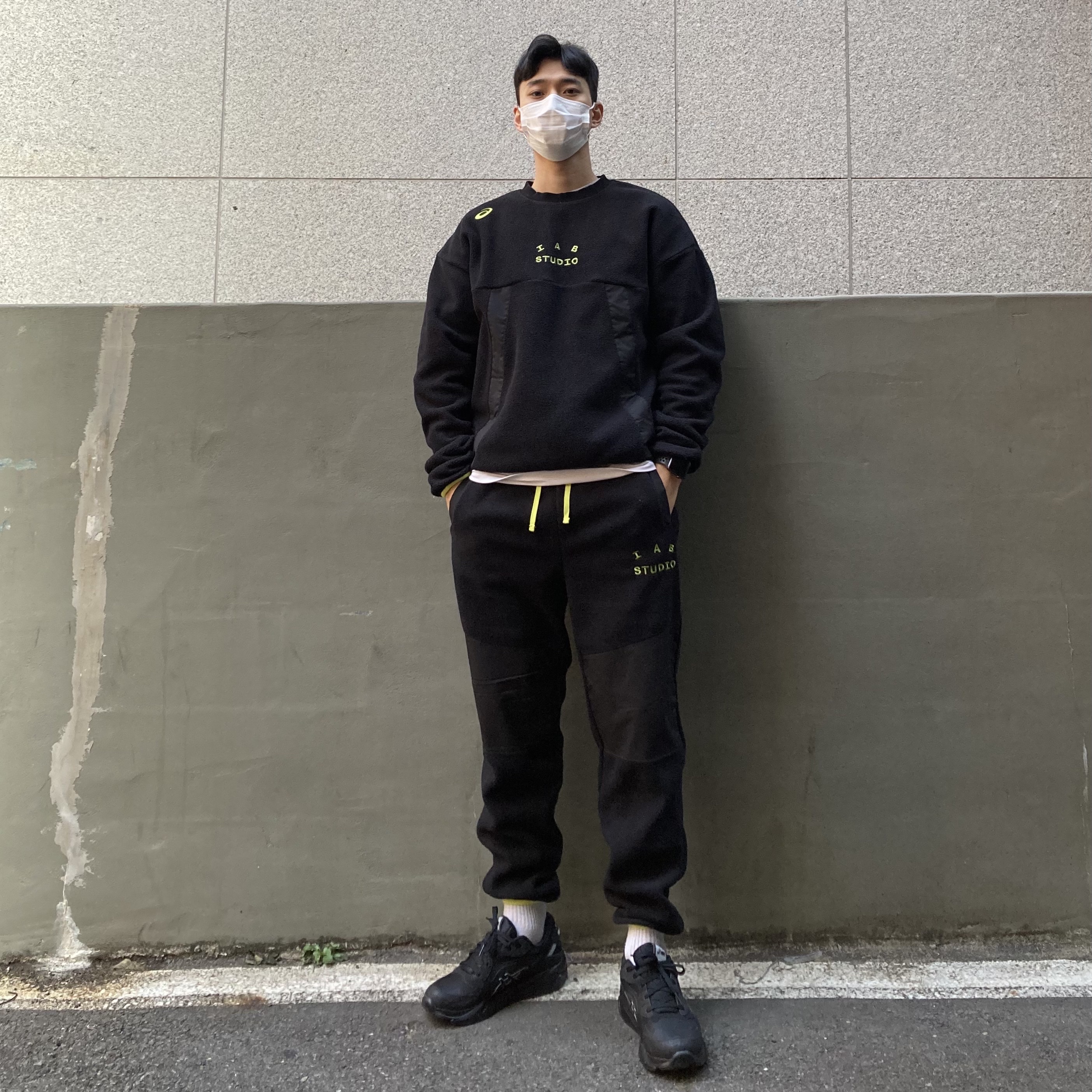 IAB Studio x Asics Fleece Shirt Black, IAB Studio x Asics Fleece Pants Black 착용 스타일 - 1