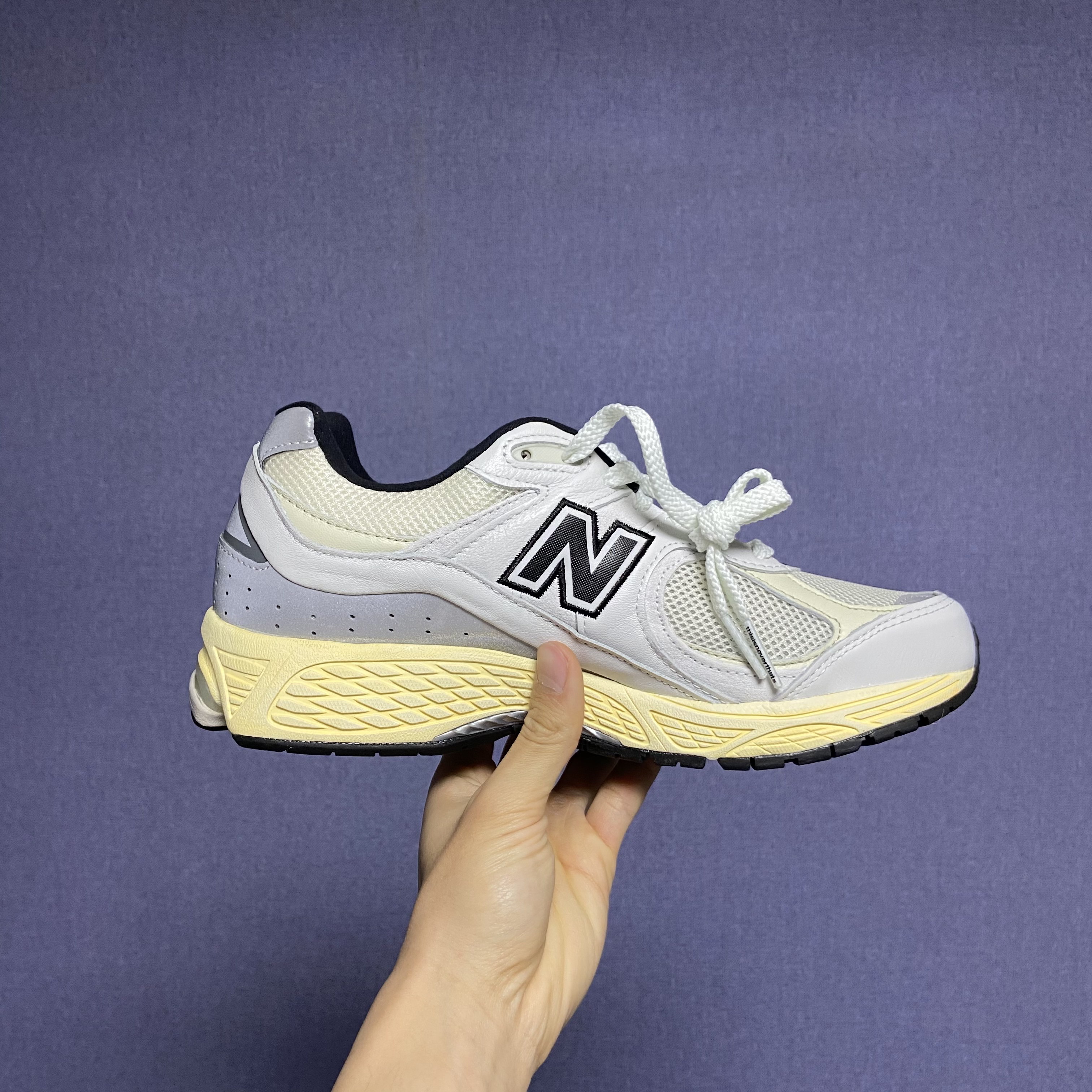New Balance x Thisisneverthat 2002R White 착용 스타일