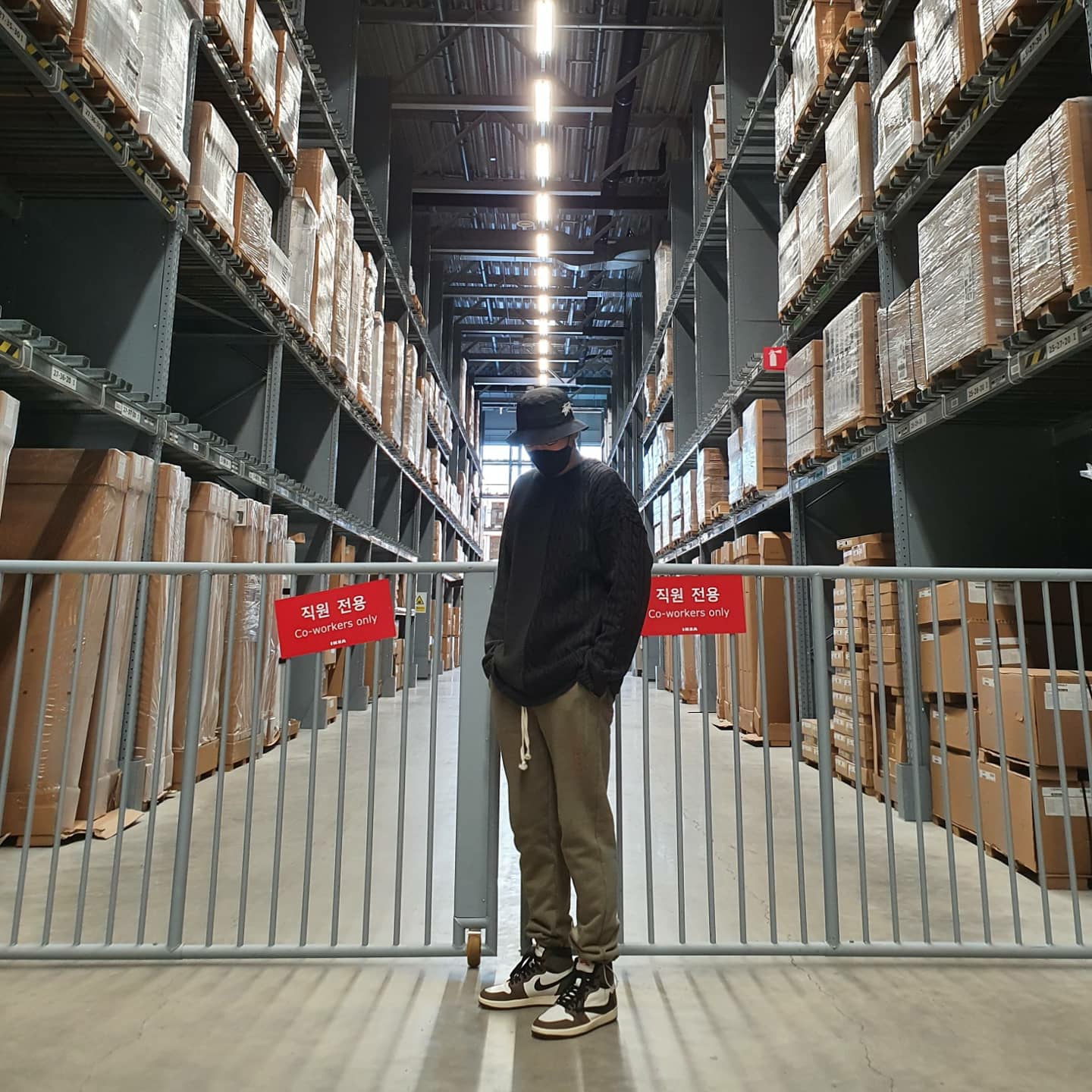 Nike x Stussy Bucket Hat Black, Jordan 1 x Travis Scott Retro High OG SP Mocha 착용 스타일