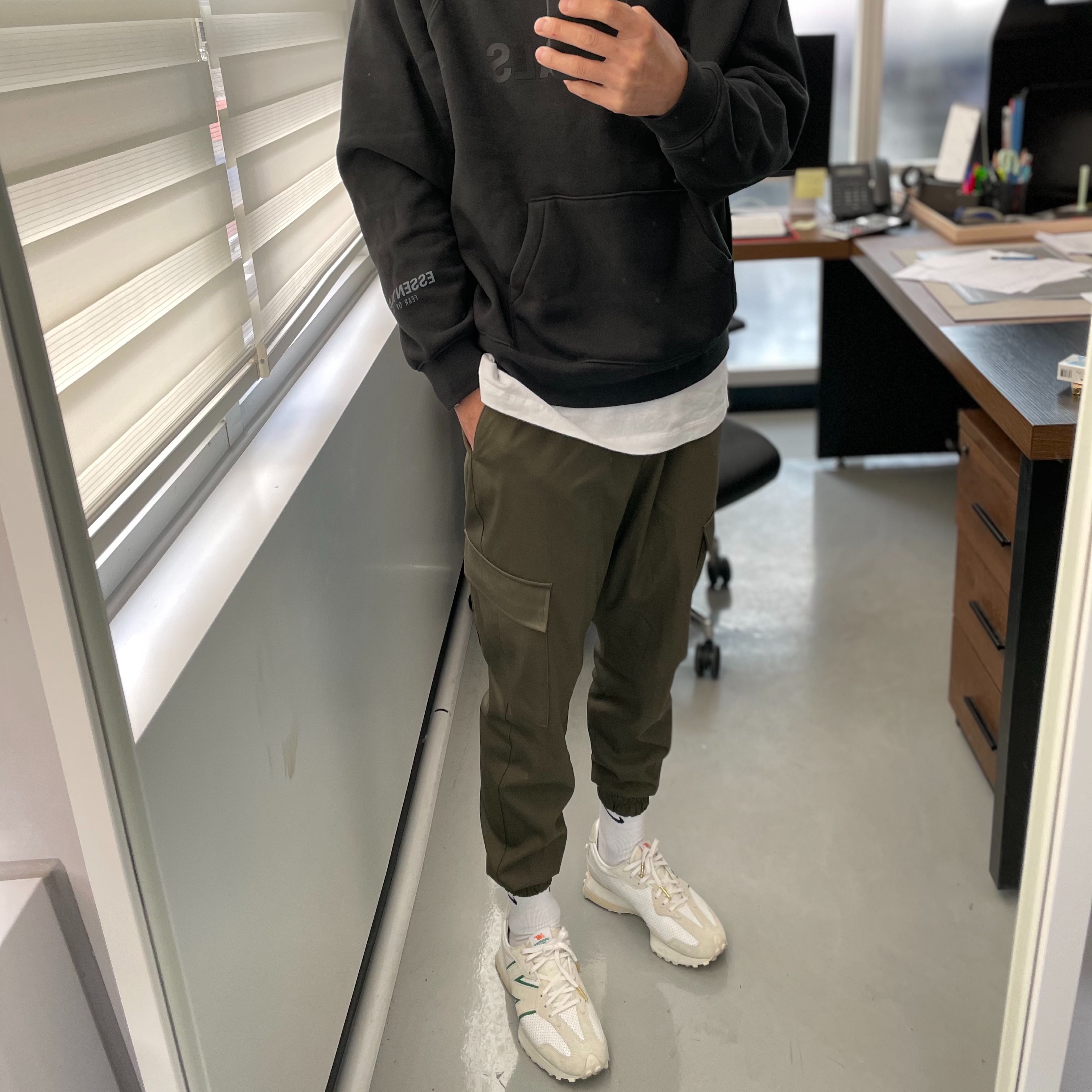 Essentials 3D Silicon Applique Pullover Hoodie Dark Slate/Black 2020, New Balance x Casablanca 327 Idealist Off White Green 착용 스타일 - 1