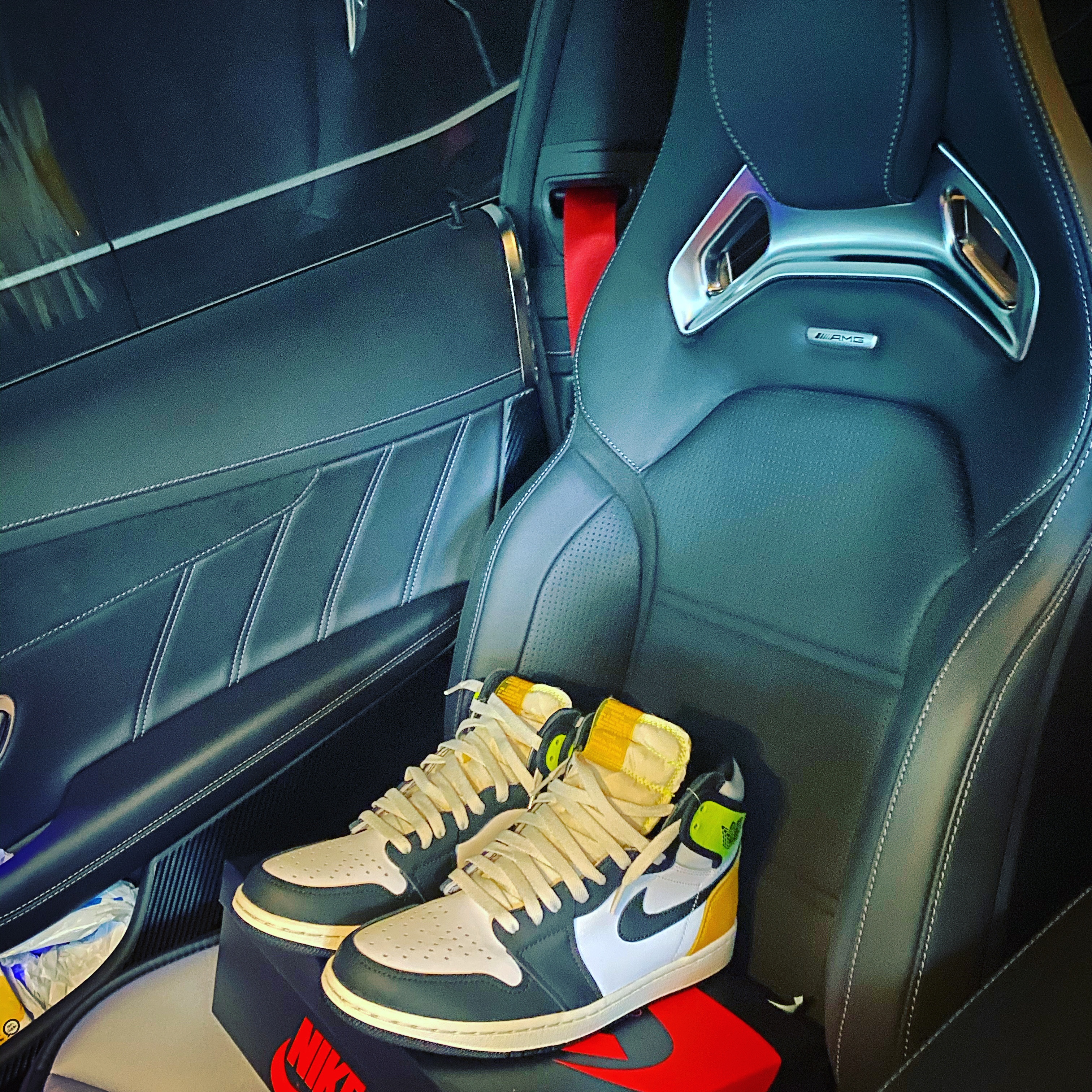 Jordan 1 Retro High OG Volt Gold 착용 스타일