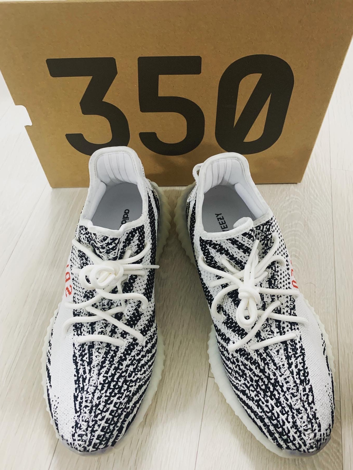 Adidas Yeezy Boost 350 V2 Zebra 2017/2019/2020 착용 스타일 - 1