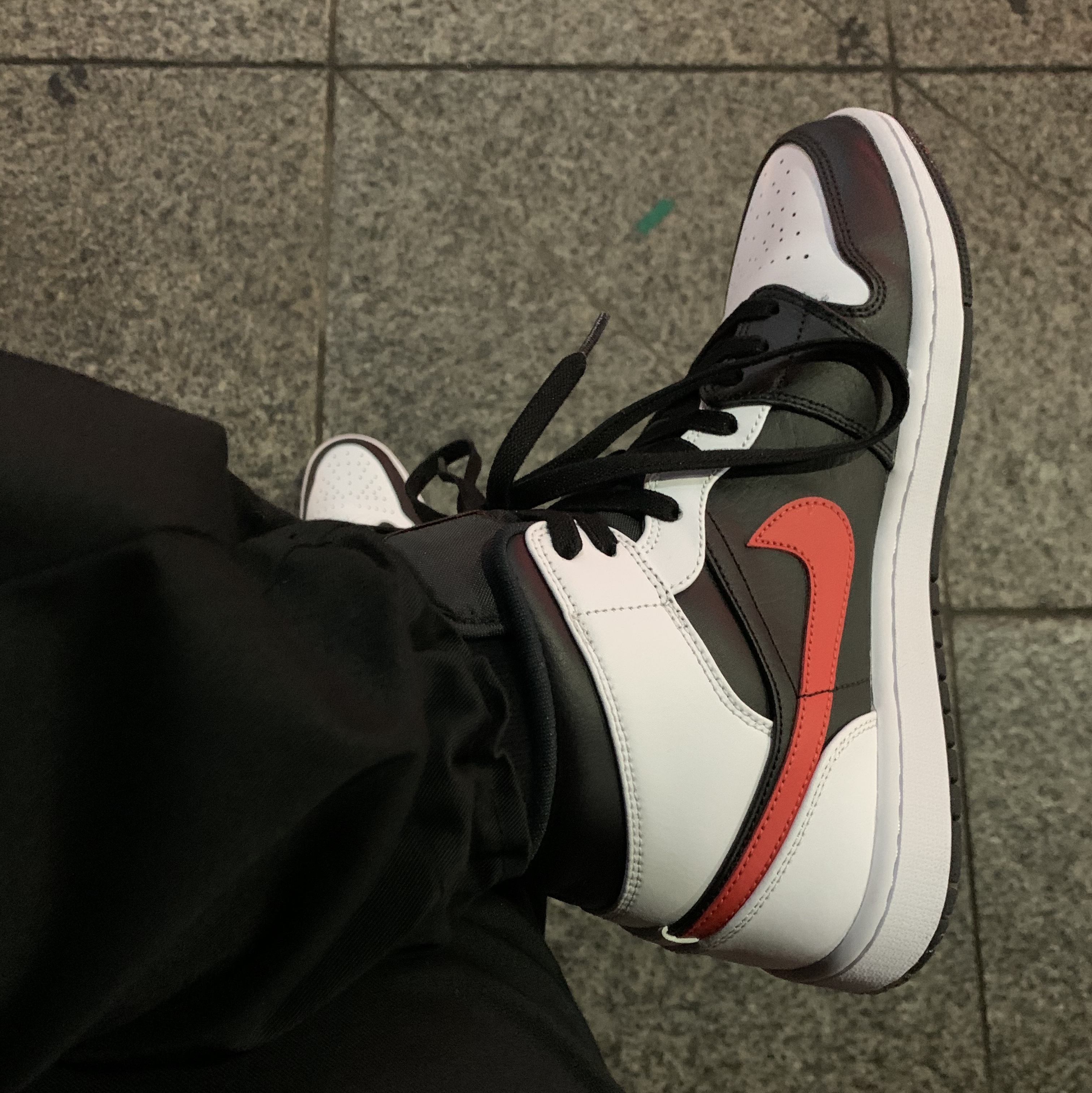 Jordan 1 Mid Black Chile Red 착용 스타일