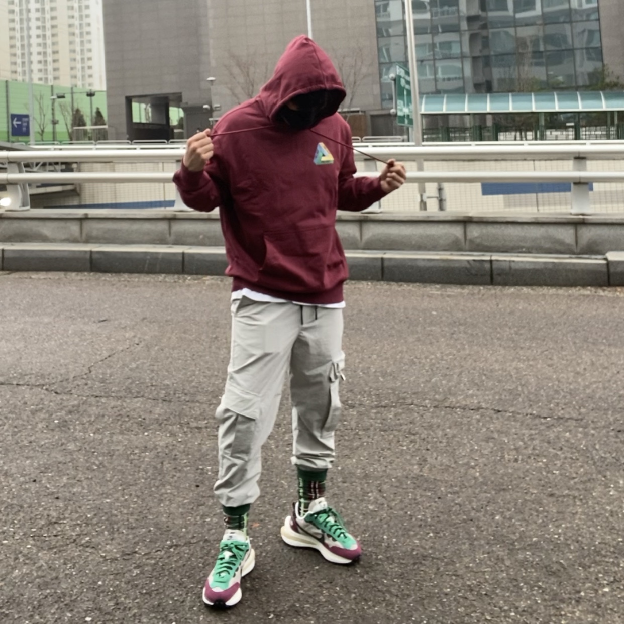 Palace Tri-Dart Hood Burgundy - 20FW, Nike x Sacai VaporWaffle String & Black Villain Red 착용 스타일 - 2