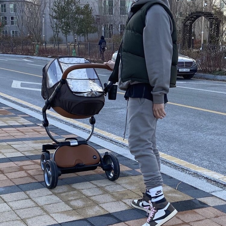 Jordan 1 x Travis Scott Retro High OG SP Mocha, Essentials 3D Silicon Applique Pullover Hoodie Gray Flannel/Charcoal - 20SS 착용 스타일