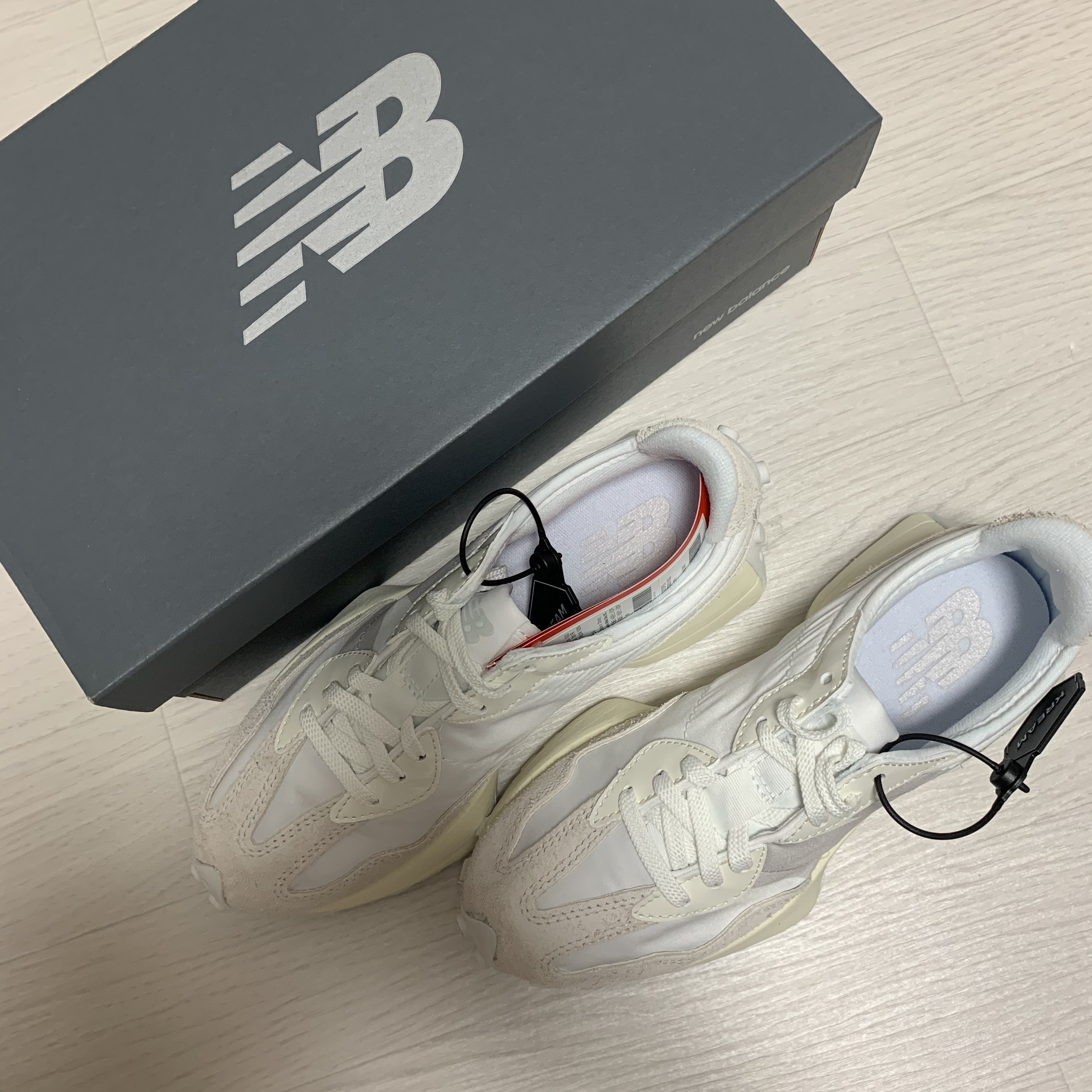 (W) New Balance 327 White Moonbeam 착용 스타일