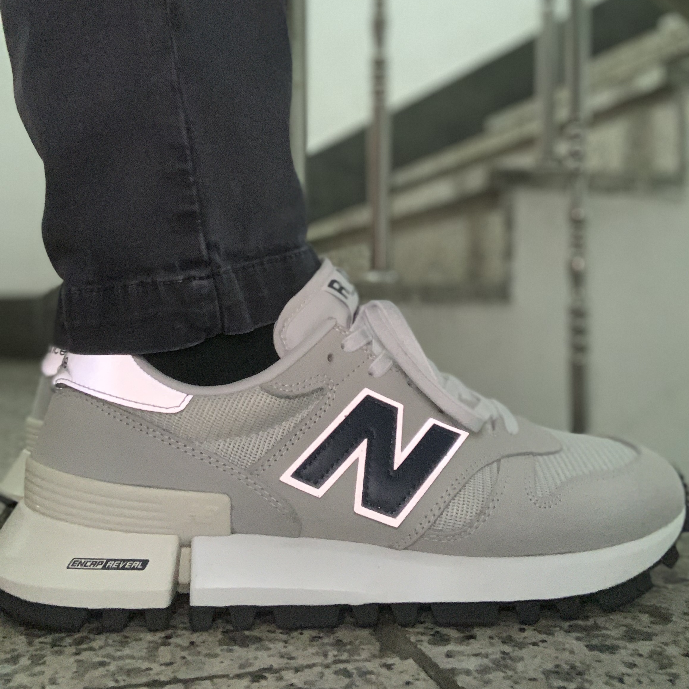 New Balance x Tokyo Design Studio R_C 1300 Summer Fog 착용 스타일 - 1