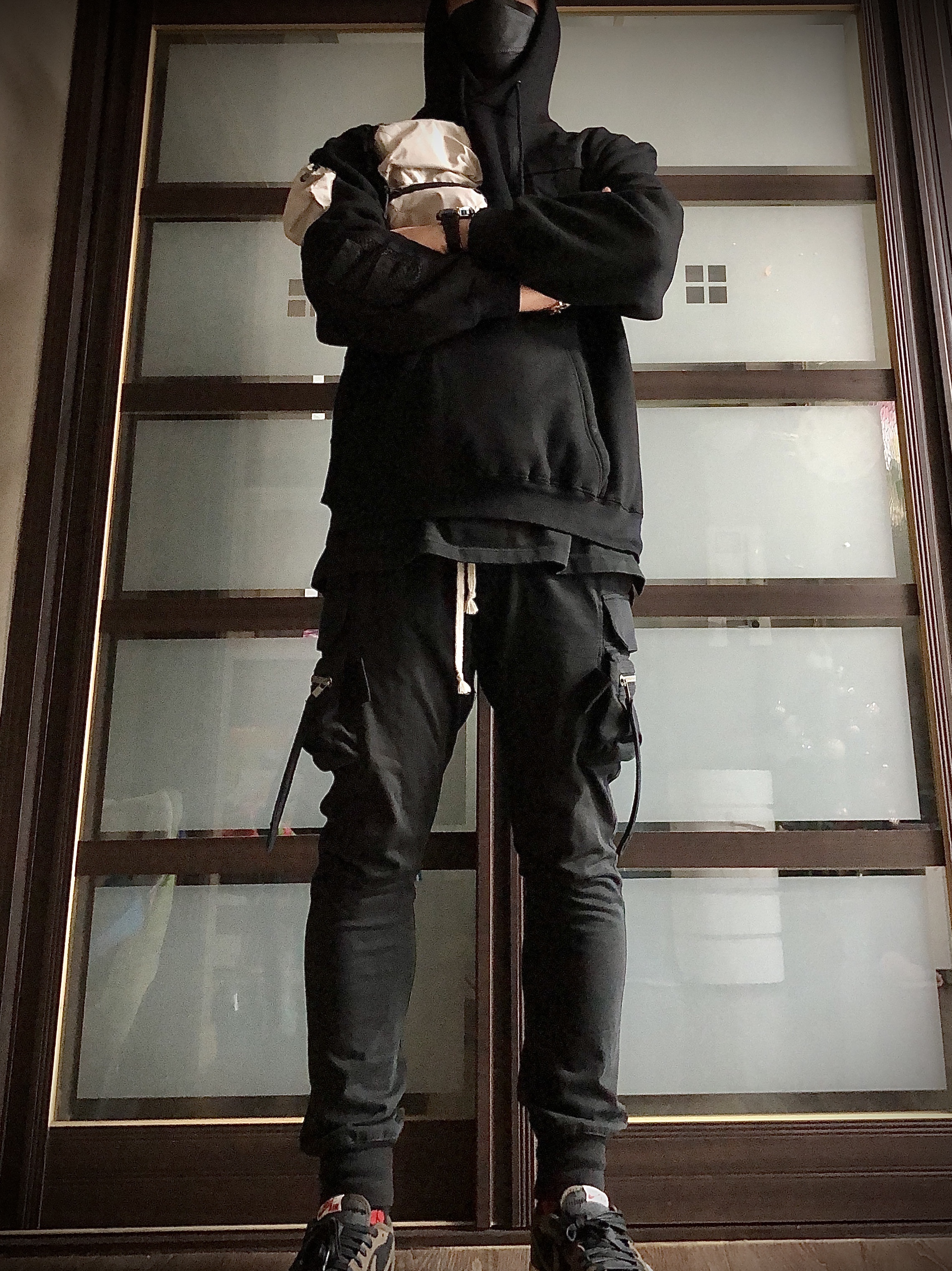 Nike x Travis Scott NRG AG Utility Hoodie Black, Jordan 1 x Travis Scott Retro Low OG SP Mocha 착용 스타일 - 3