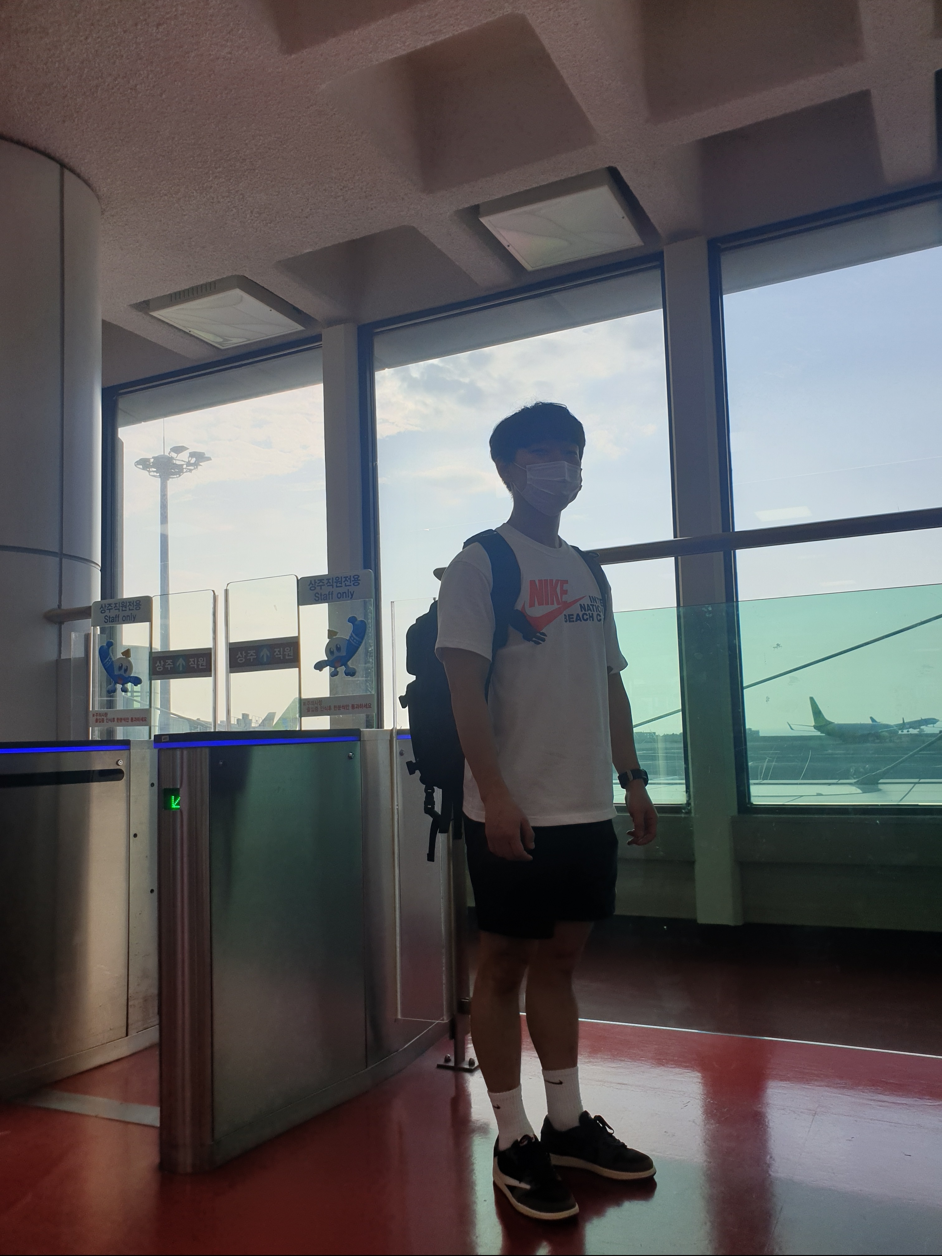 Jordan 1 x Travis Scott Retro Low OG SP Mocha, Nike x Stussy International Beach Crew T-Shirt White - US/EU 착용 스타일