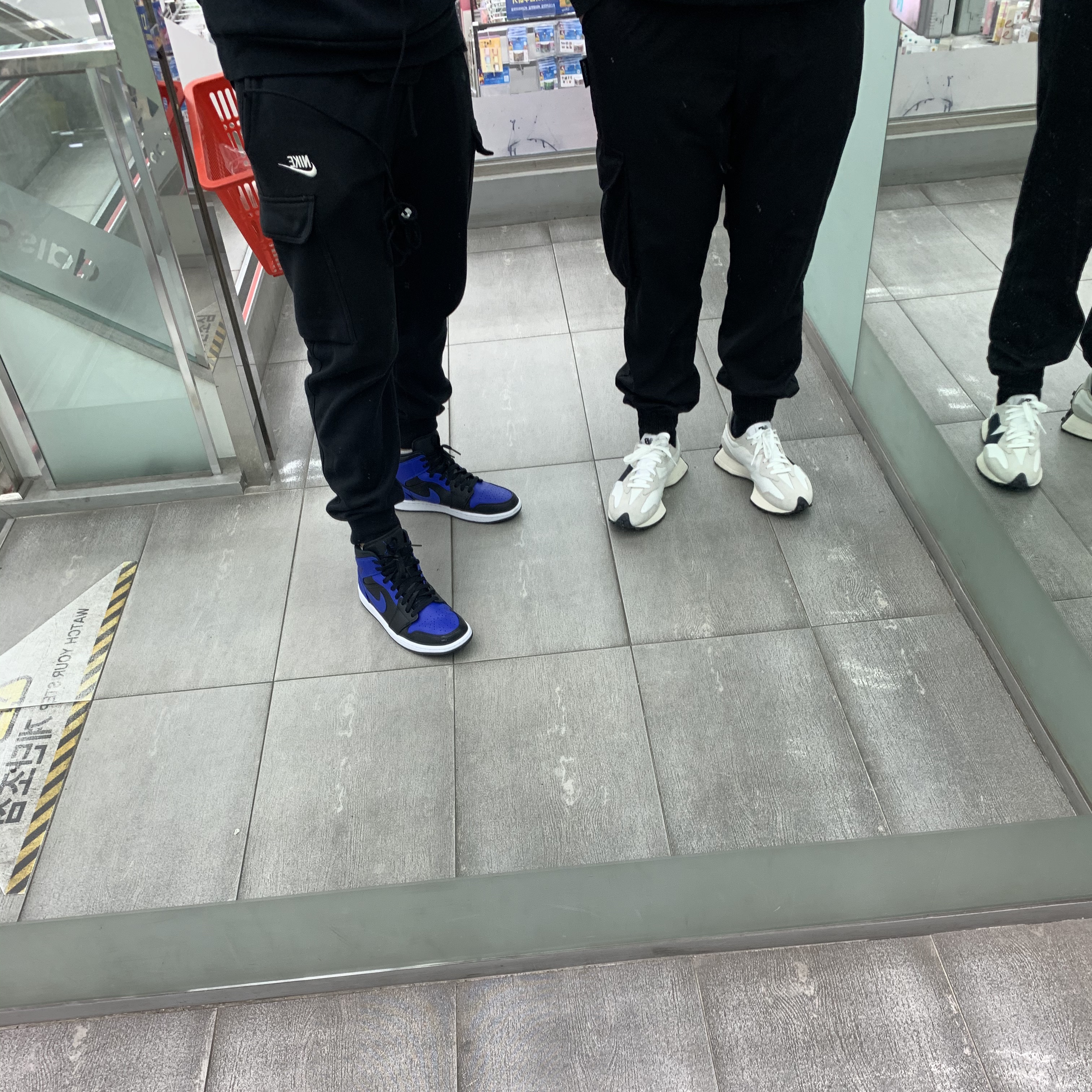 Jordan 1 Mid Black Hyper Royal, New Balance 327 White Black 착용 스타일