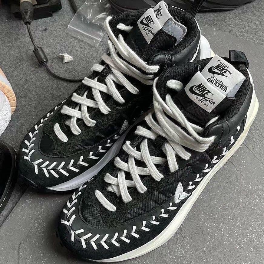 Nike x Sacai VaporWaffle Tour Yellow & Gorge Green Sail, Nike x Sacai VaporWaffle String & Black Villain Red 착용 스타일 - 1