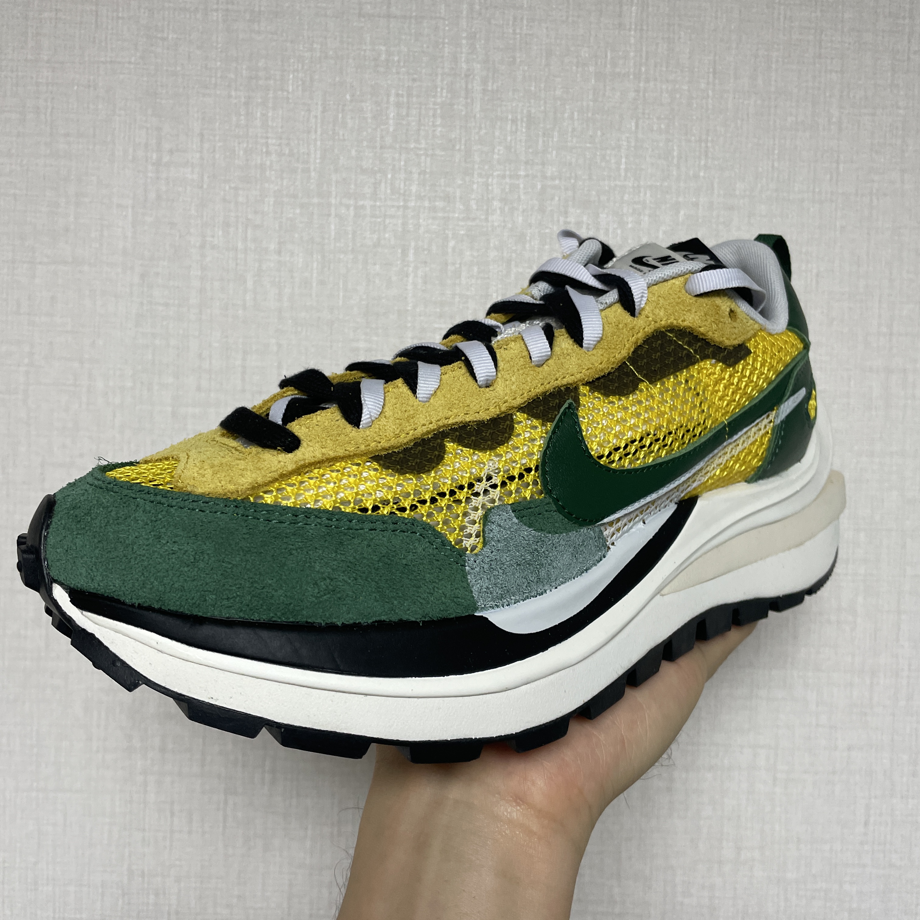 Nike x Sacai VaporWaffle Tour Yellow & Gorge Green Sail 착용 스타일 - 1