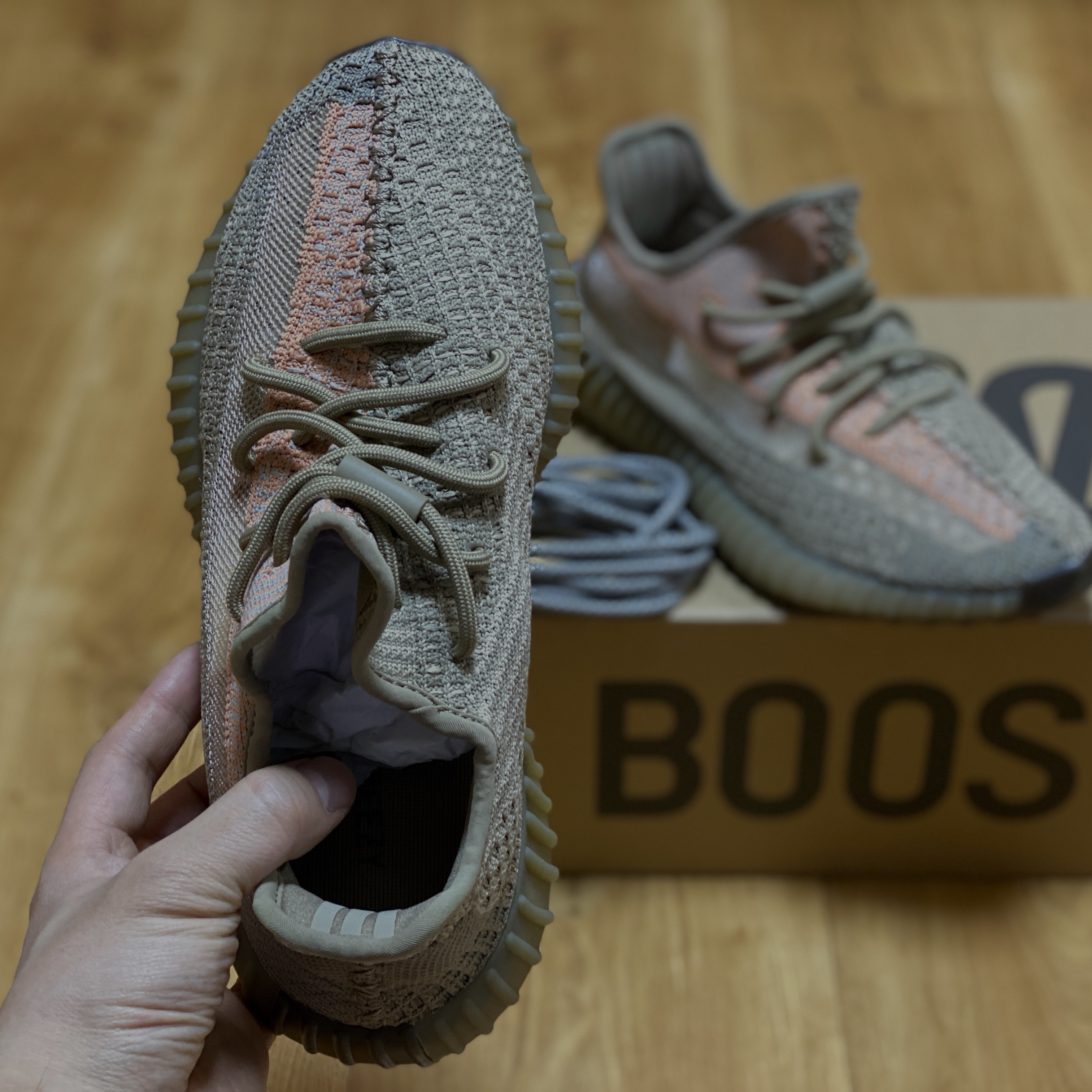 Adidas Yeezy Boost 350 V2 Sand Taupe 착용 스타일 - 2