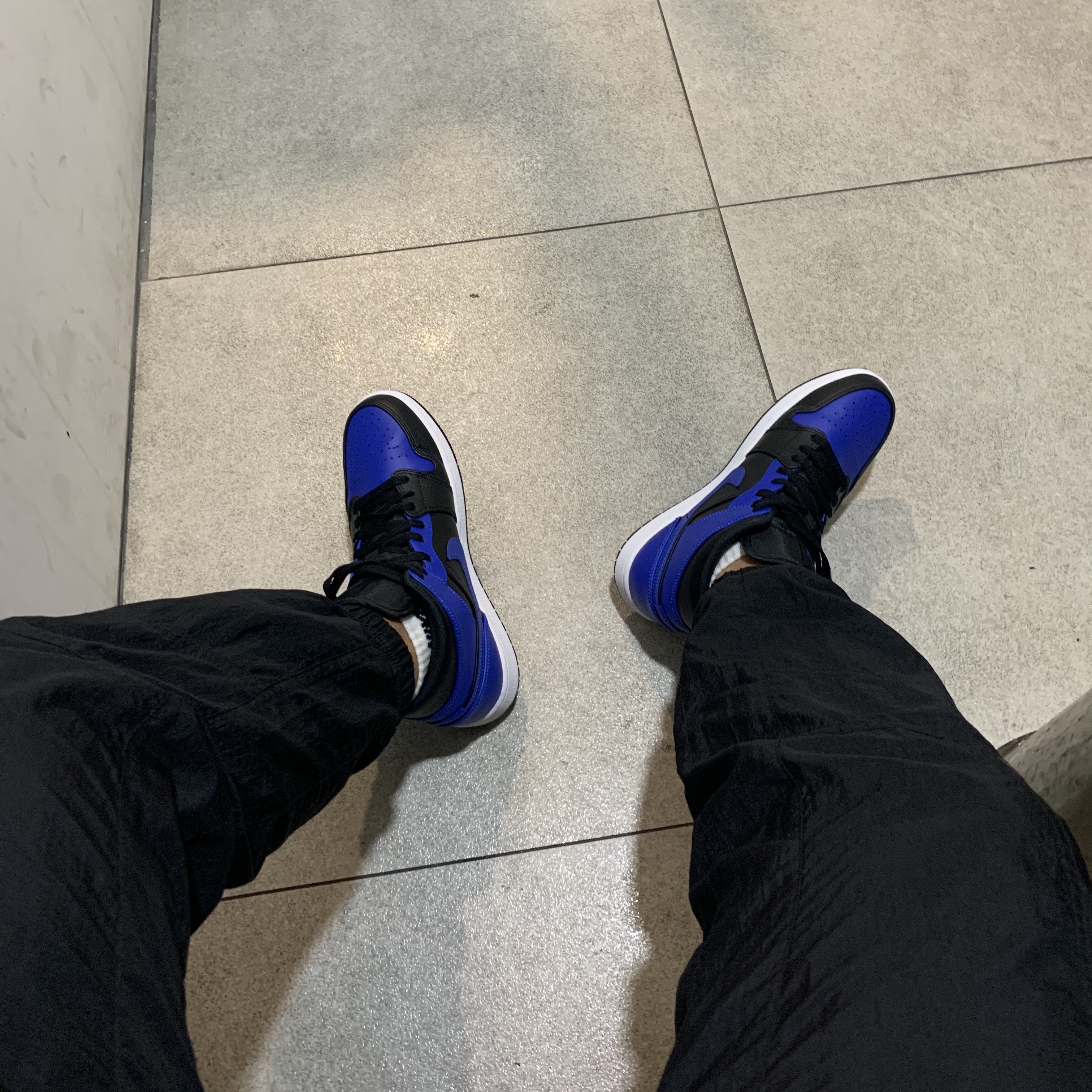 Jordan 1 Mid Black Hyper Royal 착용 스타일