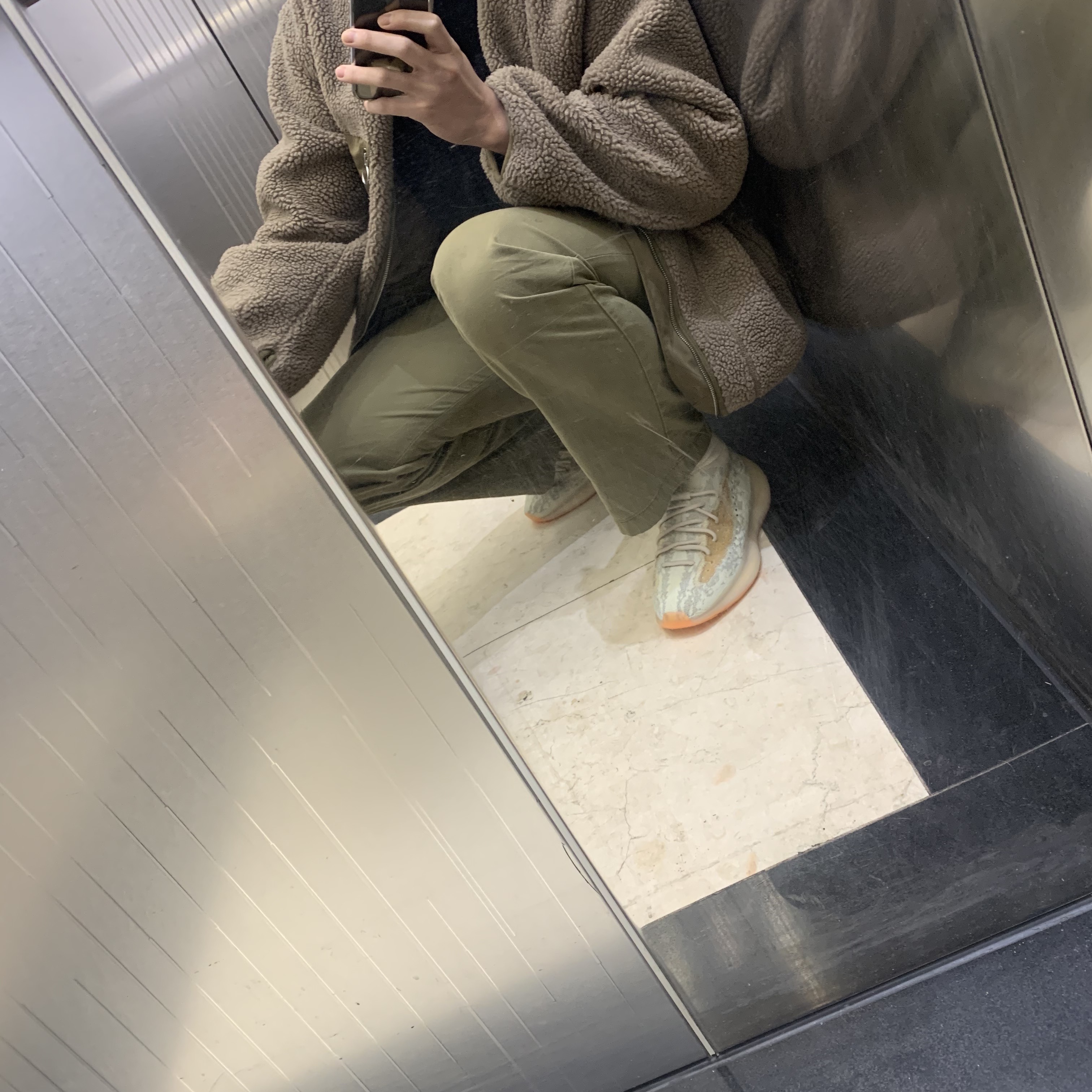 Adidas Yeezy Boost 380 Yecoraite - Reflective 착용 스타일