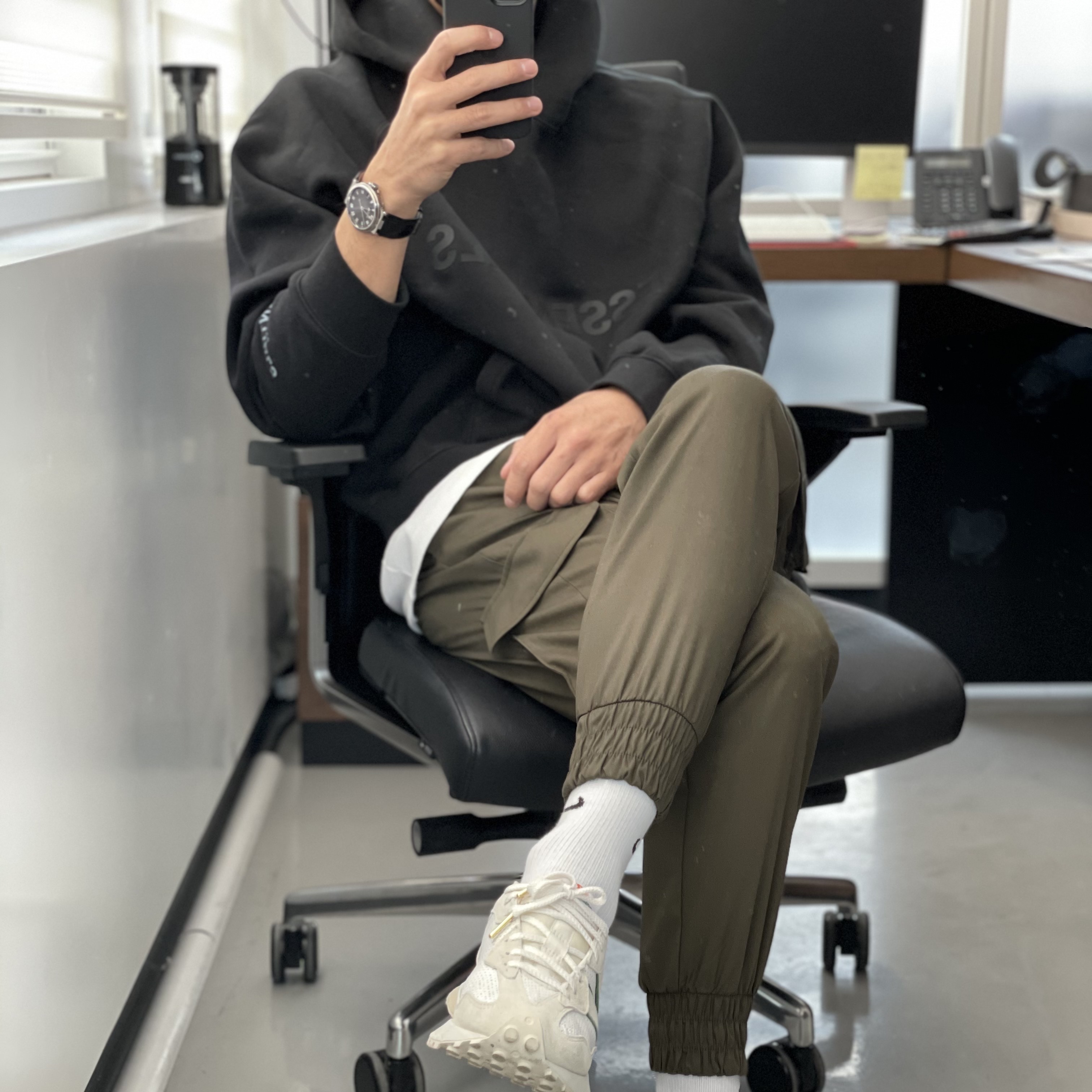 Essentials 3D Silicon Applique Pullover Hoodie Dark Slate/Black 2020, New Balance x Casablanca 327 Idealist Off White Green 착용 스타일 - 2