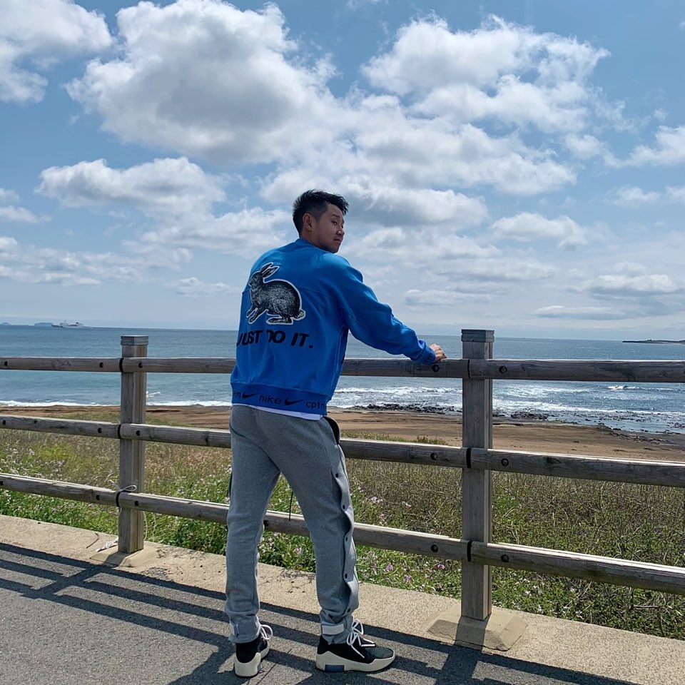 NIke x Fear of God Air Fear of God 1 Black, Nike x Cactus Plant Flea Market Fleece Crewneck Blue 착용 스타일