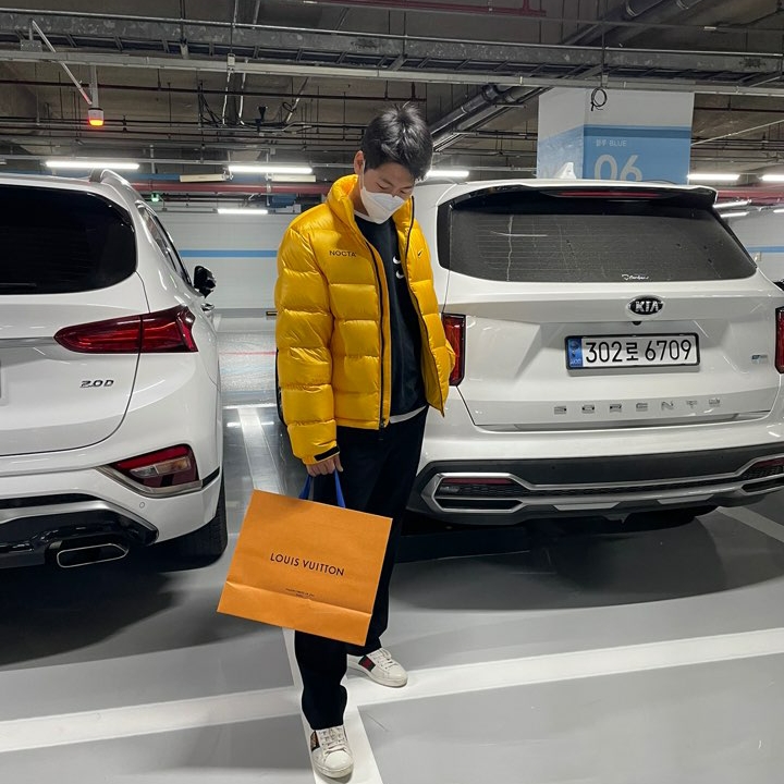 Gucci Ace Tiger Embroidered Sneakers, Nike x Drake Nocta Puffer Jacket University Gold - US/EU 착용 스타일