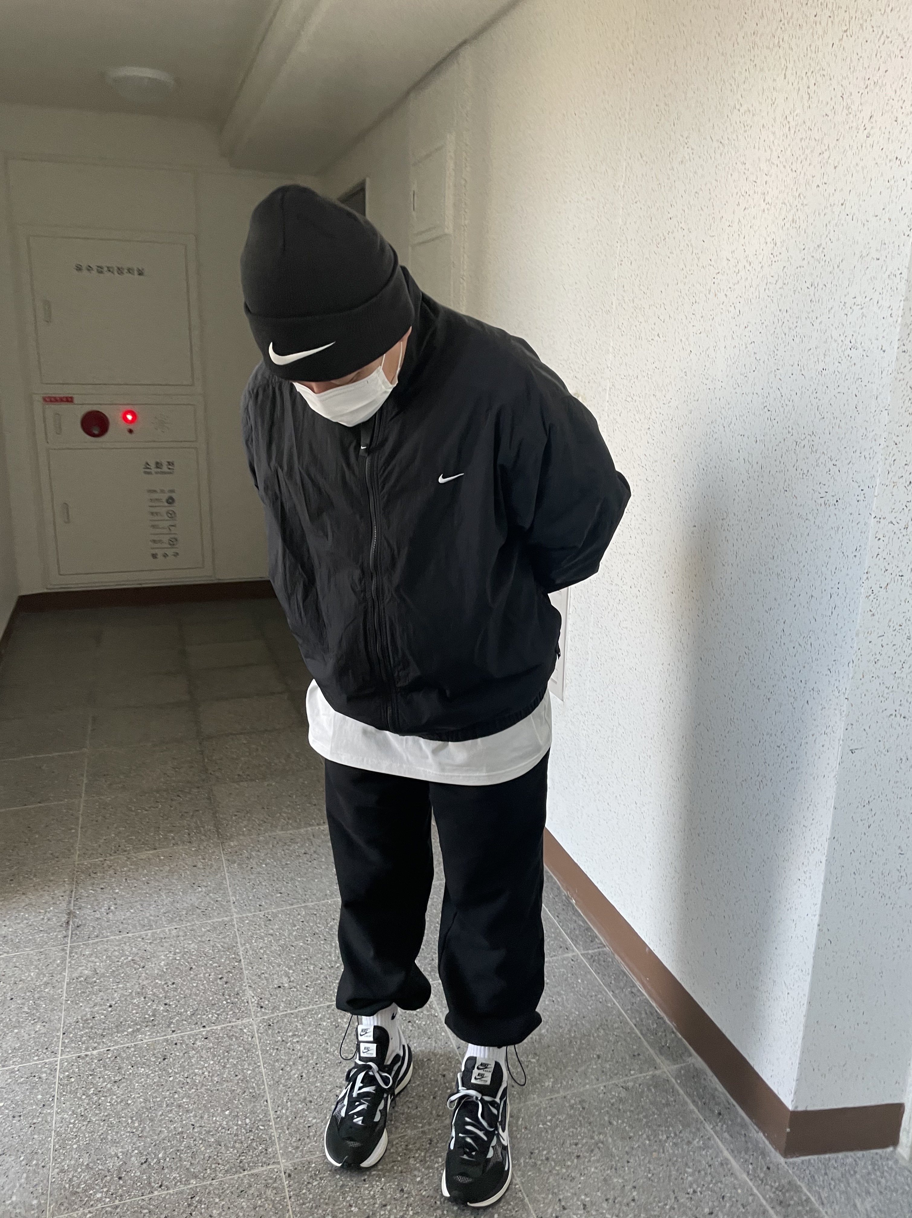 Nike x Sacai VaporWaffle Black White, Nike x Stussy Cuff Beanie Black 착용 스타일 - 2