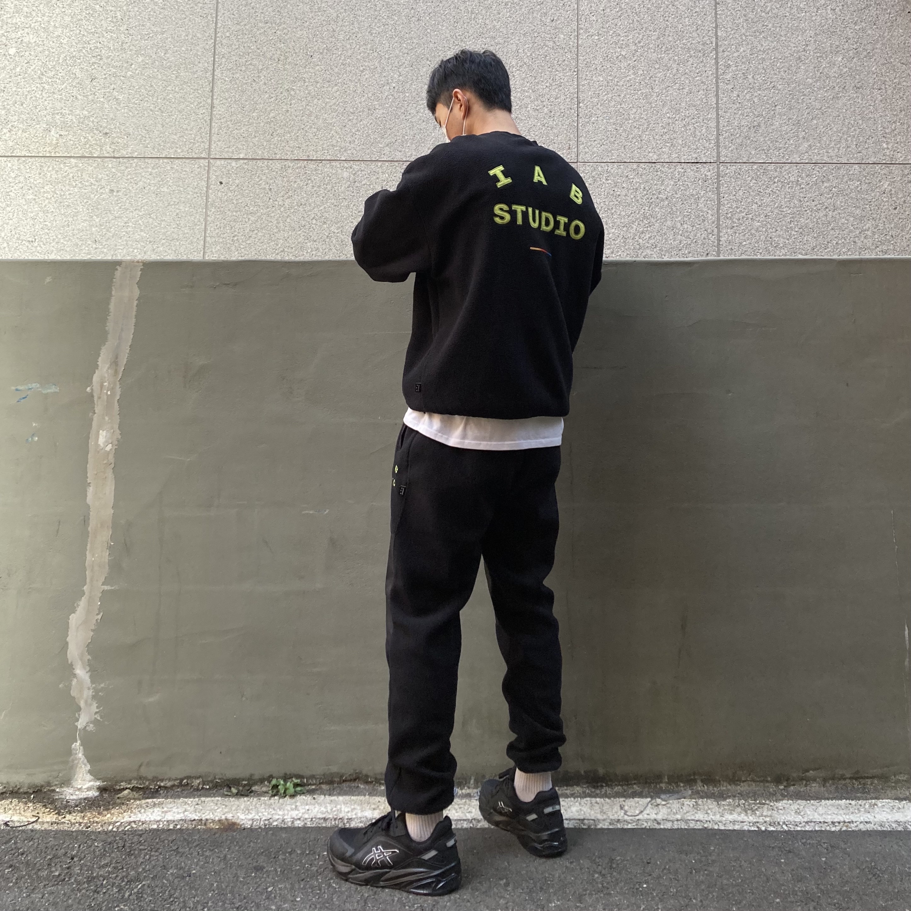 IAB Studio x Asics Fleece Shirt Black, IAB Studio x Asics Fleece Pants Black 착용 스타일 - 2