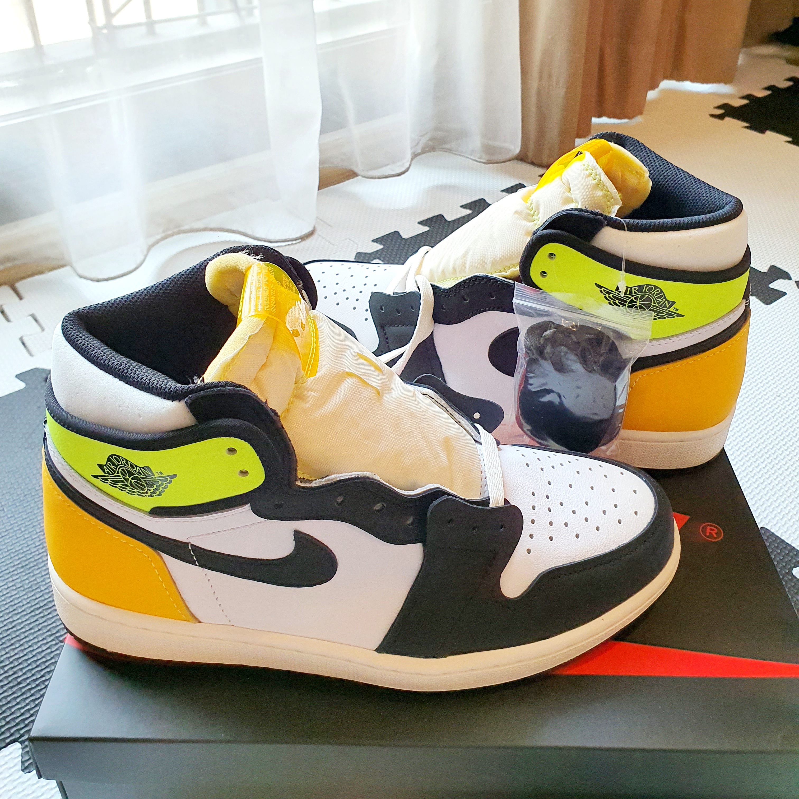 Jordan 1 Retro High OG Volt Gold 착용 스타일
