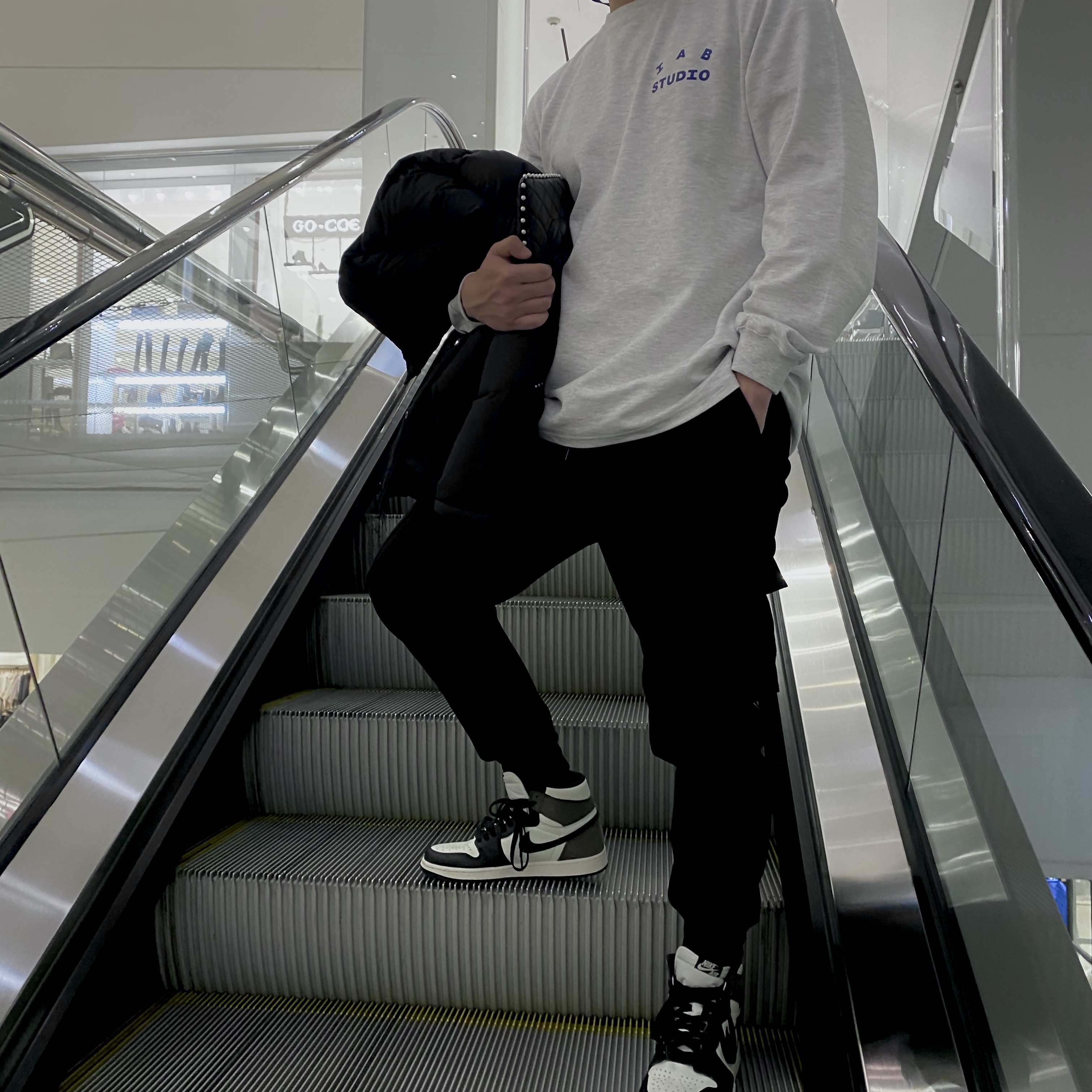 Jordan 1 Retro High OG Black Mocha, IAB Studio Long Sleeve Light Gray 착용 스타일