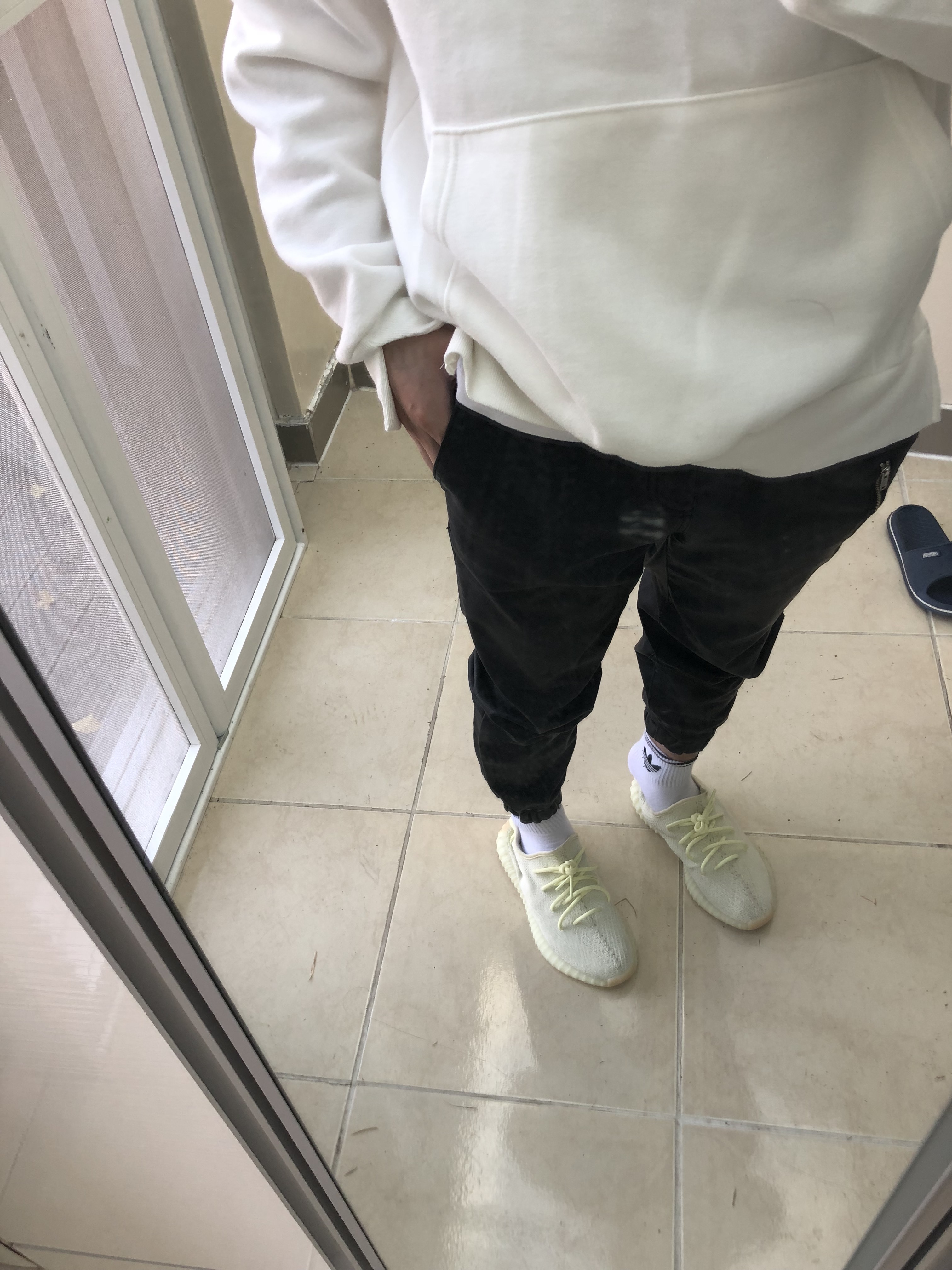 Adidas Yeezy Boost 350 V2 Butter 착용 스타일