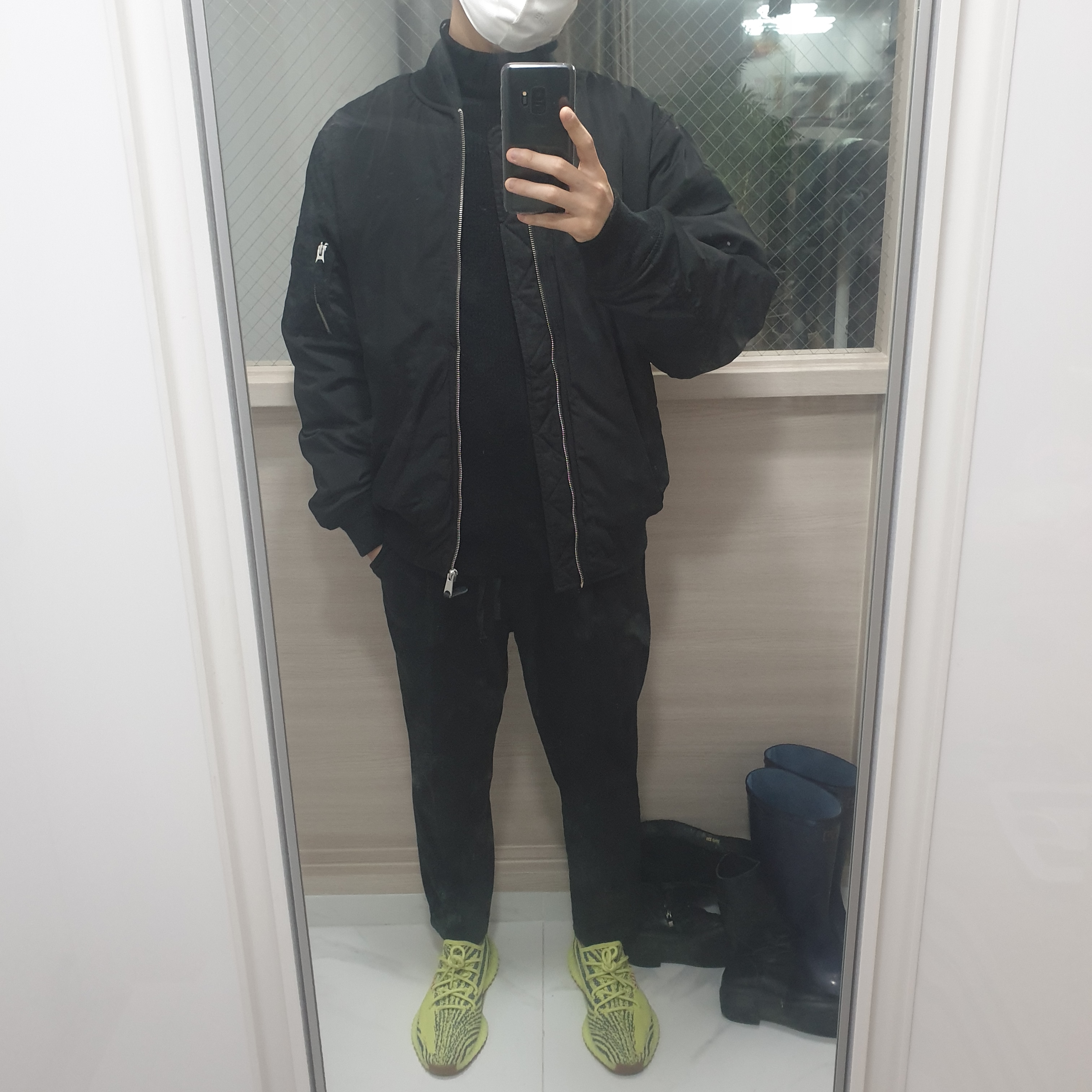 Adidas Yeezy Boost 350 V2 Semi Frozen Yellow 착용 스타일