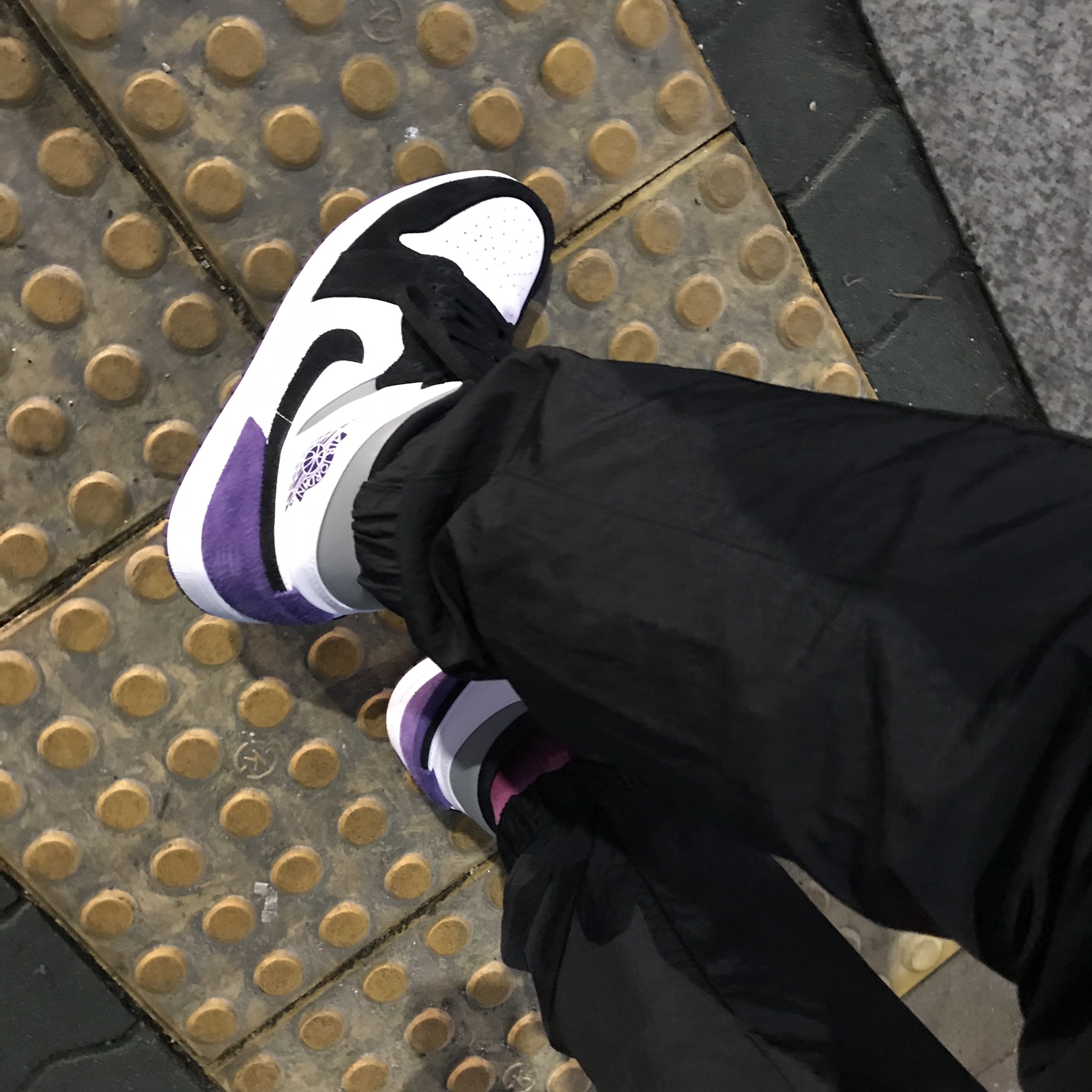 Jordan 1 Mid SE Court Purple 착용 스타일 - 3
