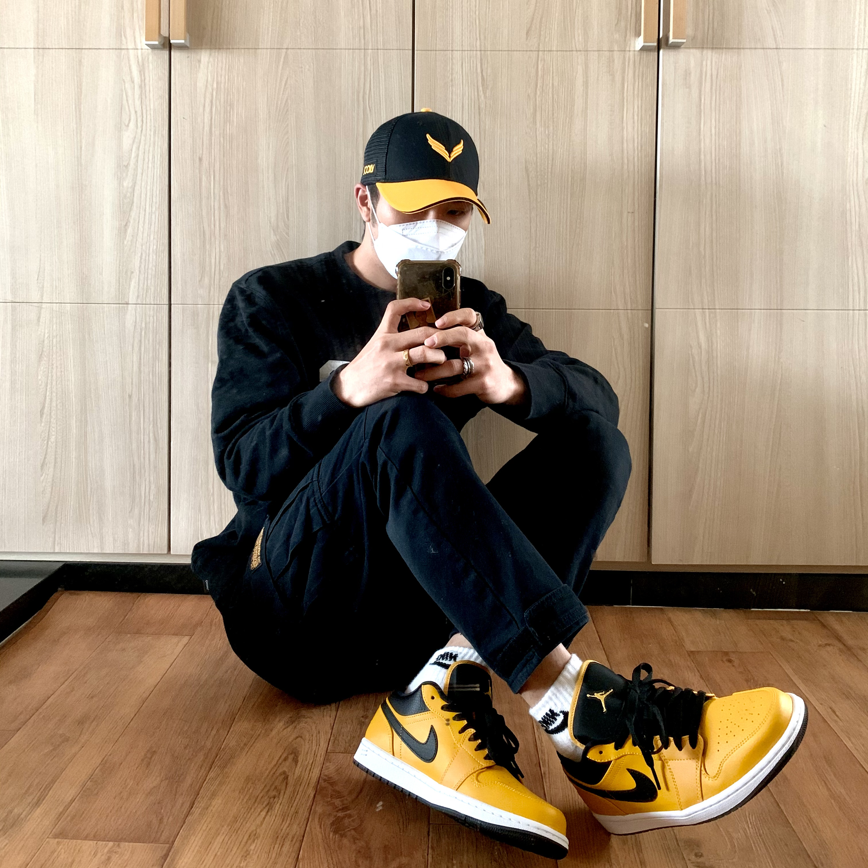Jordan 1 Low University Gold Black 착용 스타일