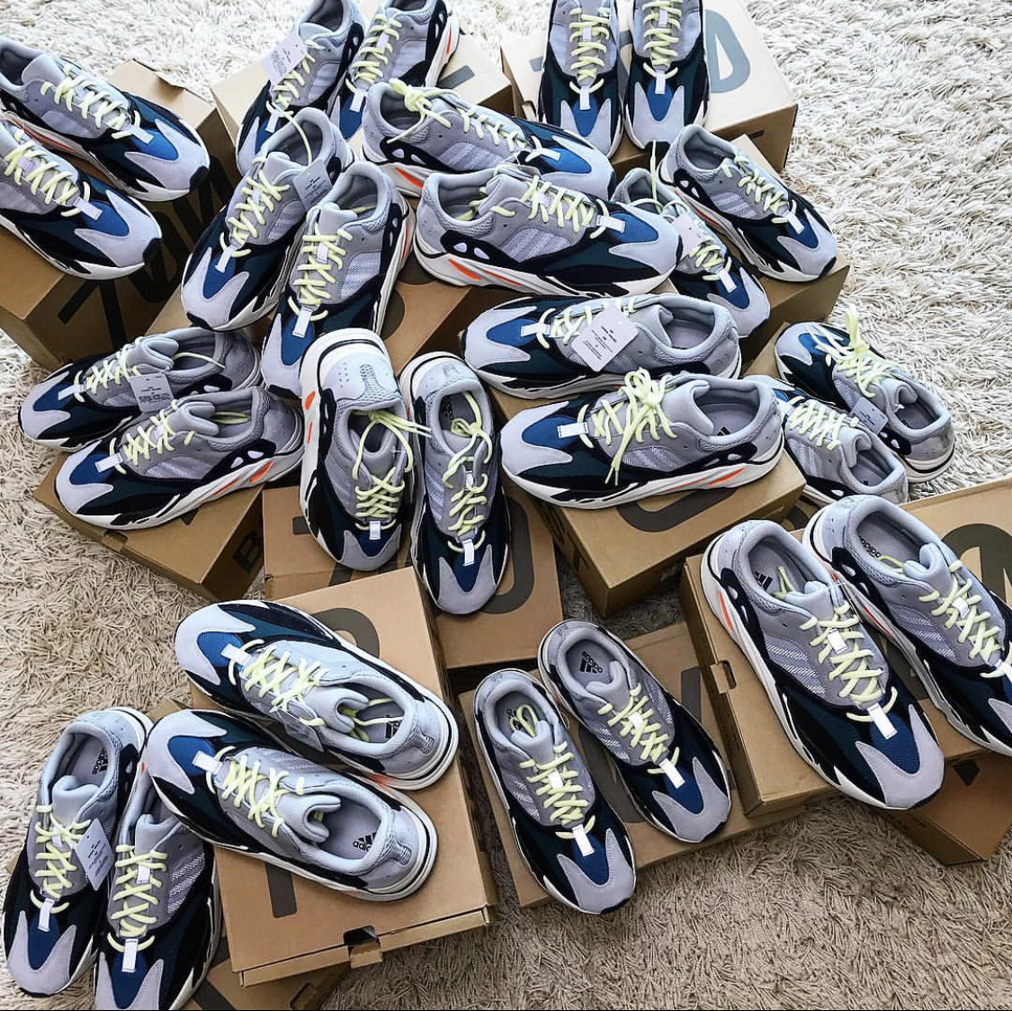 Adidas Yeezy Boost 700 Wave Runner Solid Grey 2017/2019 착용 스타일