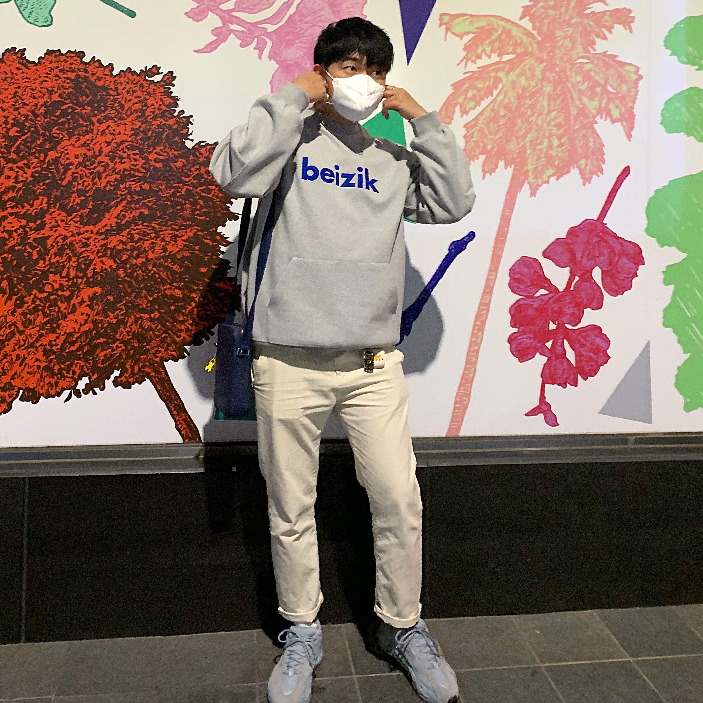 Adidas Yeezy Boost 700 V2 Hospital Blue 착용 스타일