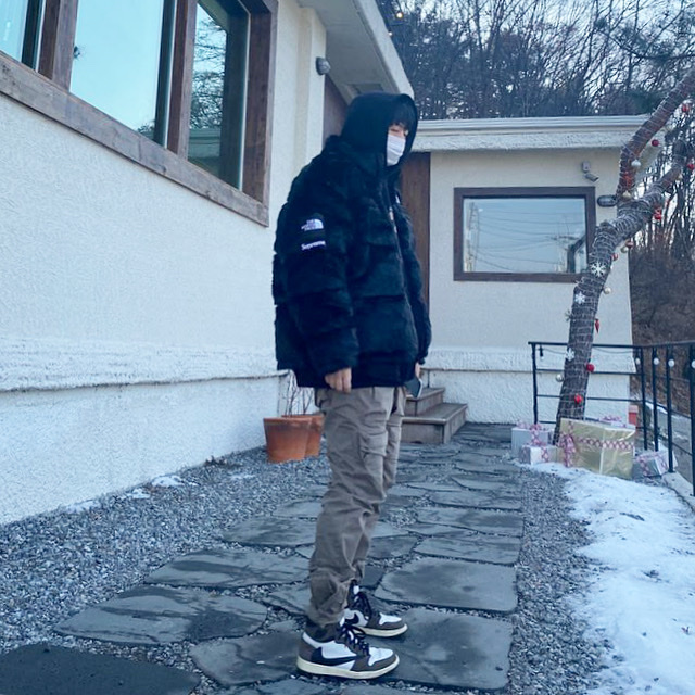 Jordan 1 x Travis Scott Retro High OG SP Mocha, Supreme x The North Face Faux Fur Nuptse Jacket Black - 20FW 착용 스타일