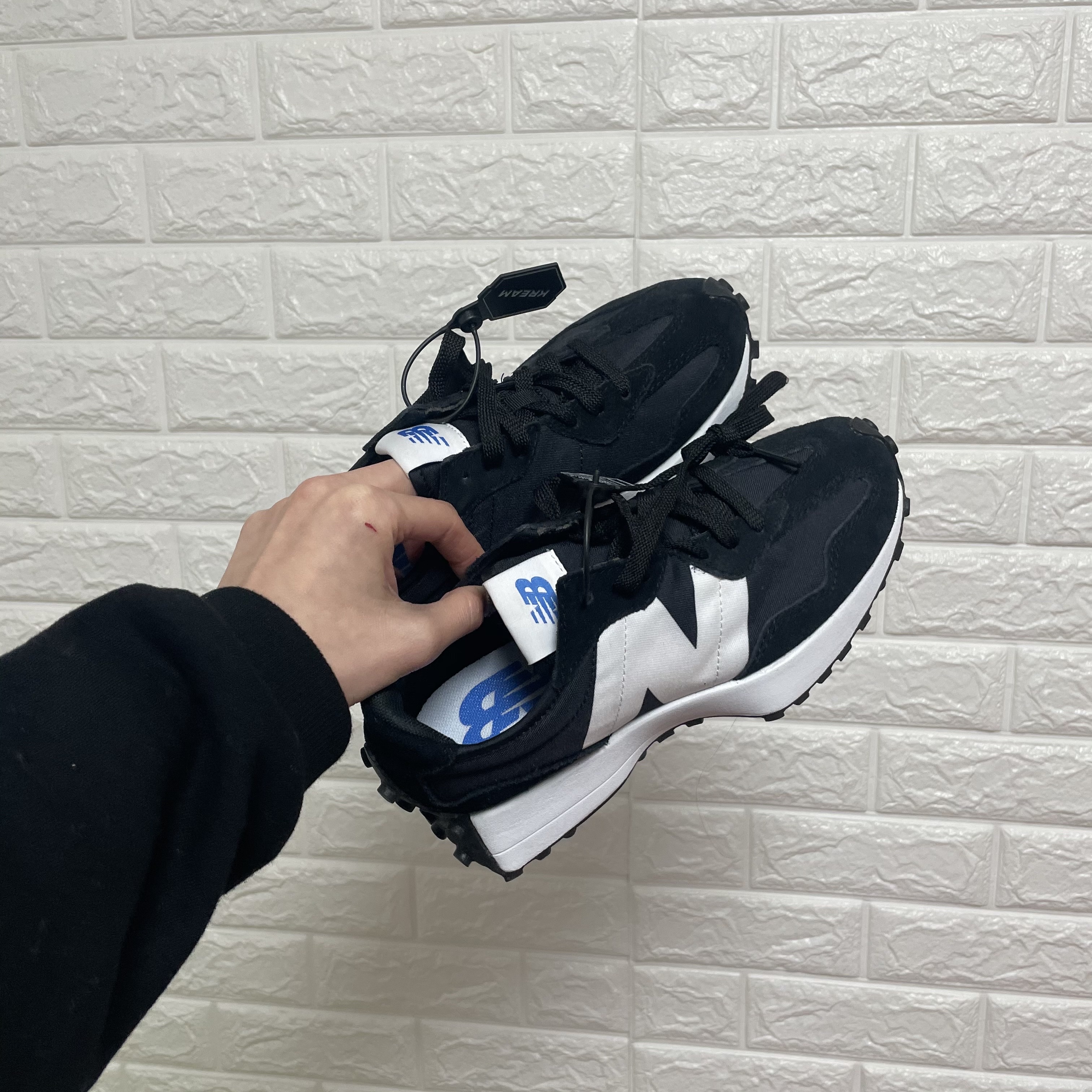 New Balance 327 Black 착용 스타일
