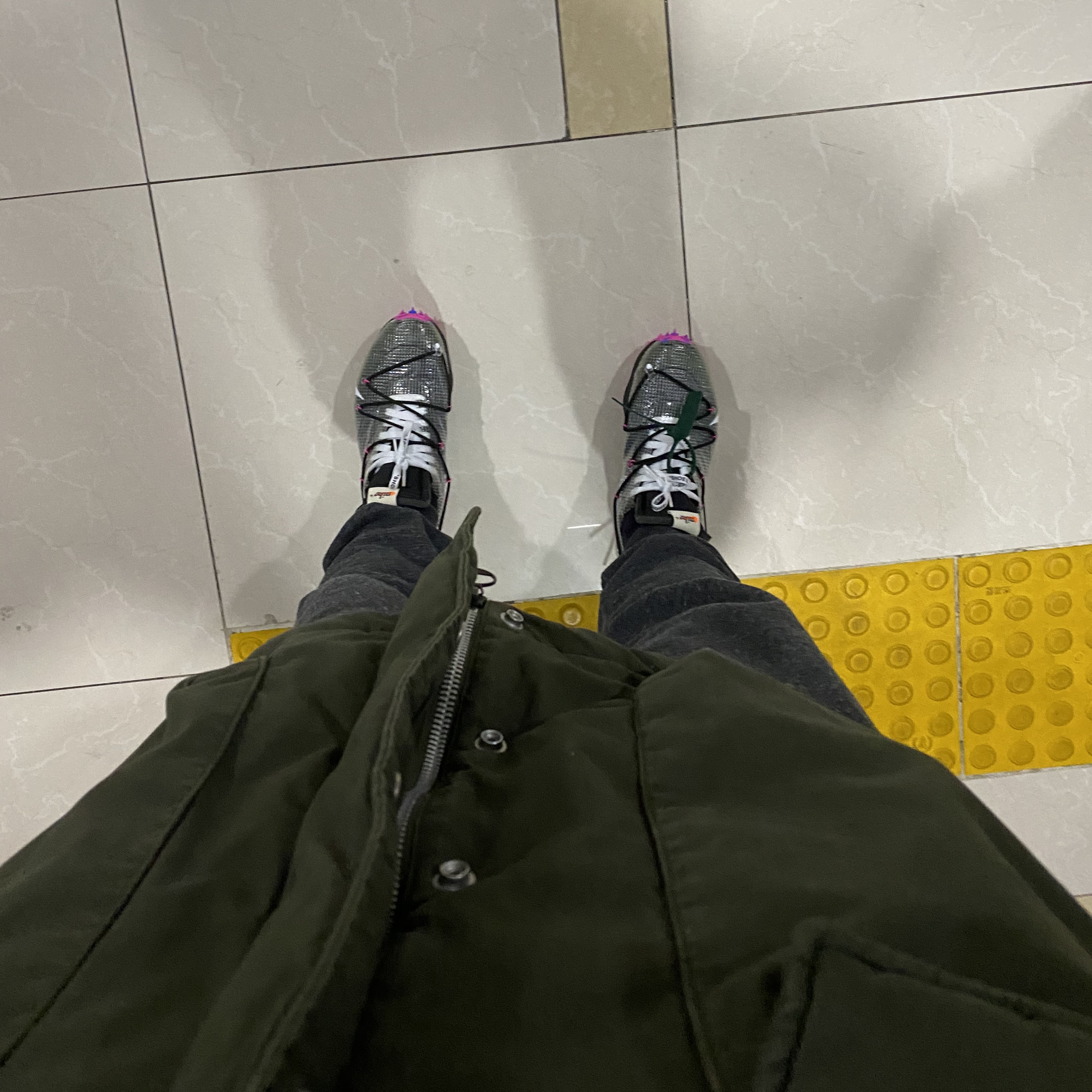 (W) Nike x Off-White Vapor Street Black Laser Fuchsia 착용 스타일