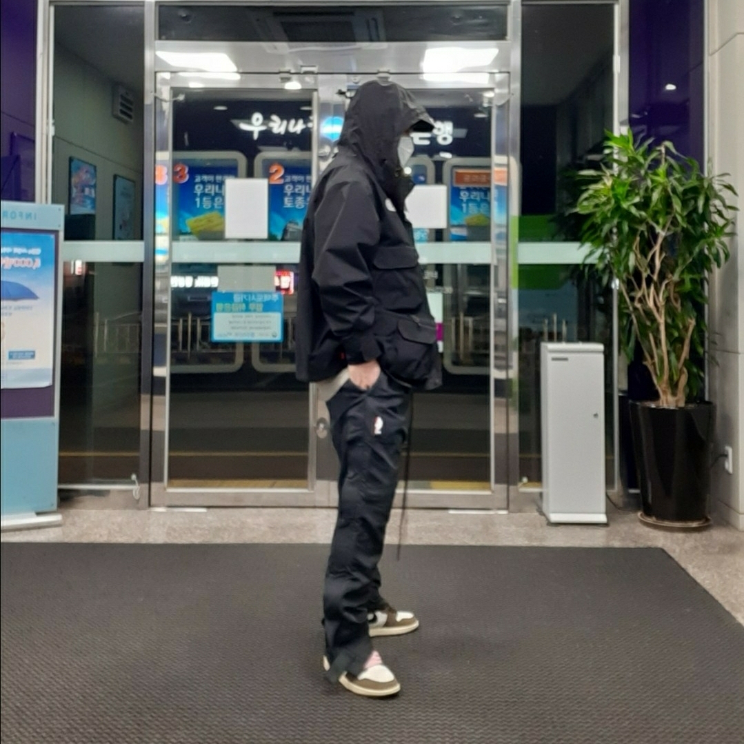 Supreme x The North Face Cargo Jacket Black - 20SS, Jordan 1 x Travis Scott Retro High OG SP Mocha 착용 스타일