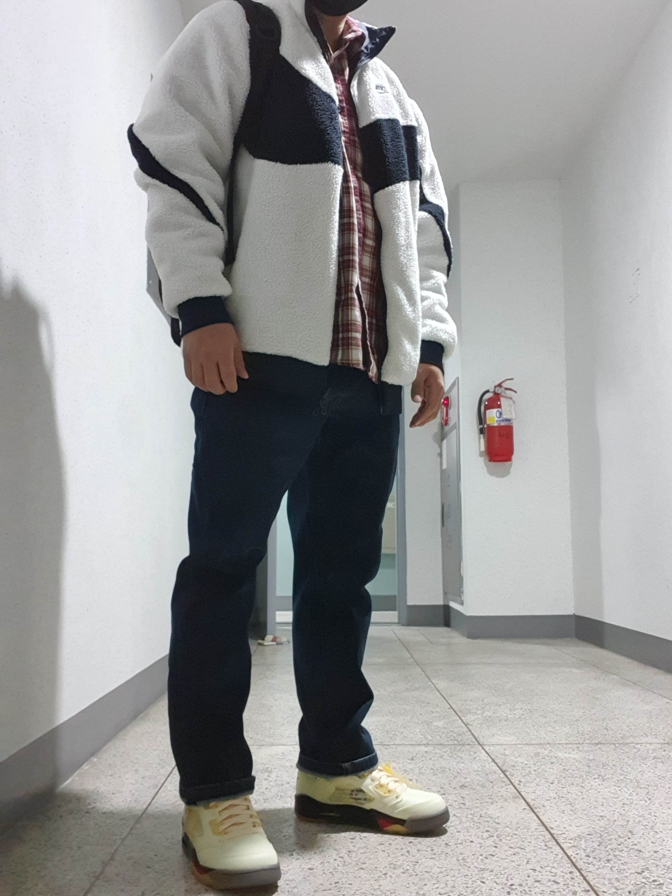 Jordan 5 x Off-White Retro SP Sail Fire Red, Nike Big Swoosh Full Zip Jacket White Navy 착용 스타일