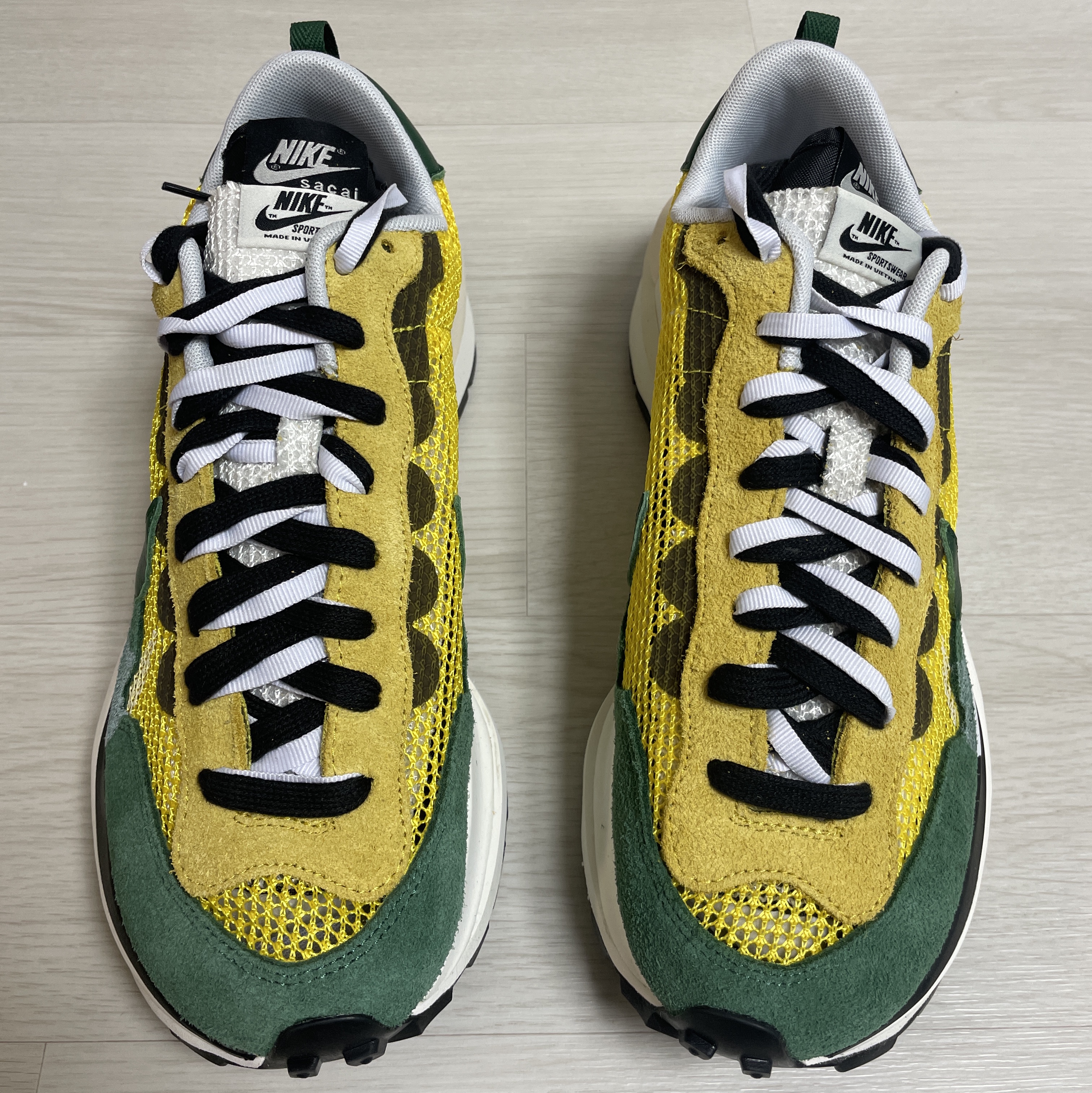 Nike x Sacai VaporWaffle Tour Yellow & Gorge Green Sail 착용 스타일 - 3