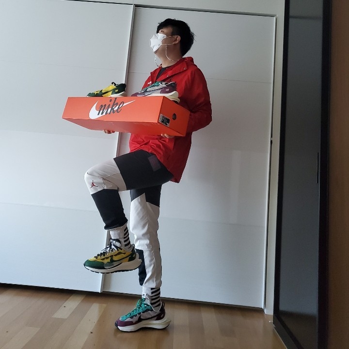 Nike x Sacai VaporWaffle Tour Yellow & Gorge Green Sail, Nike x Sacai VaporWaffle String & Black Villain Red 착용 스타일