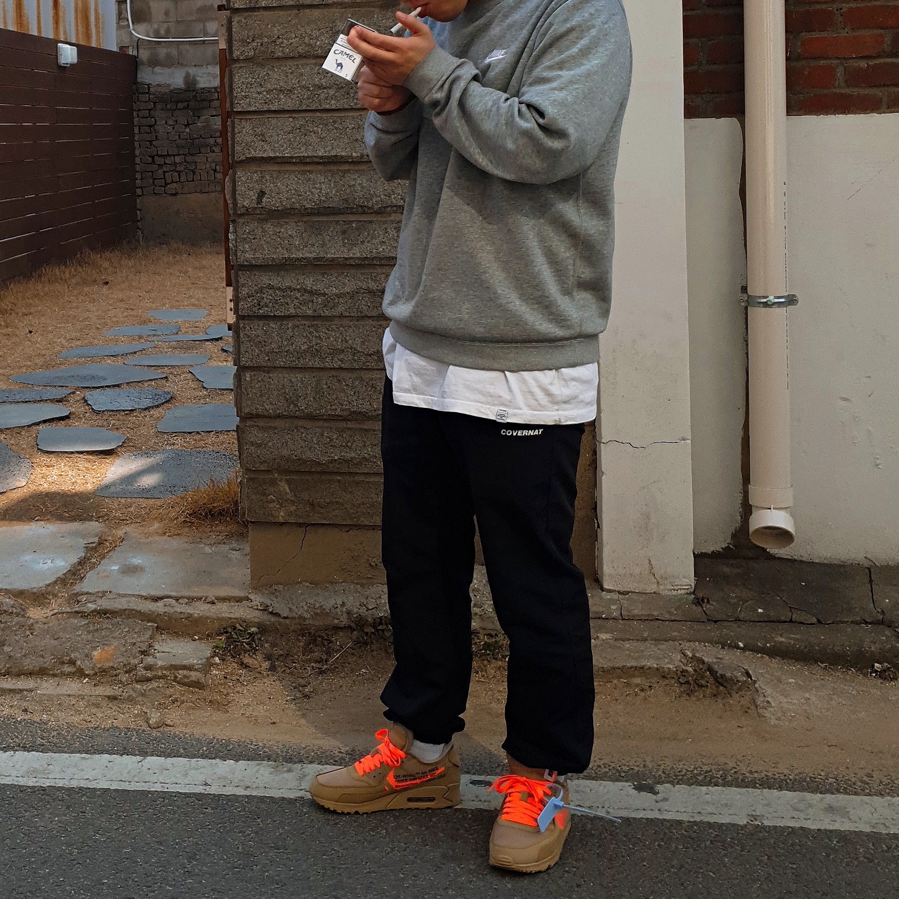 Nike x Off-White Air Max 90 V2 Desert Ore 착용 스타일